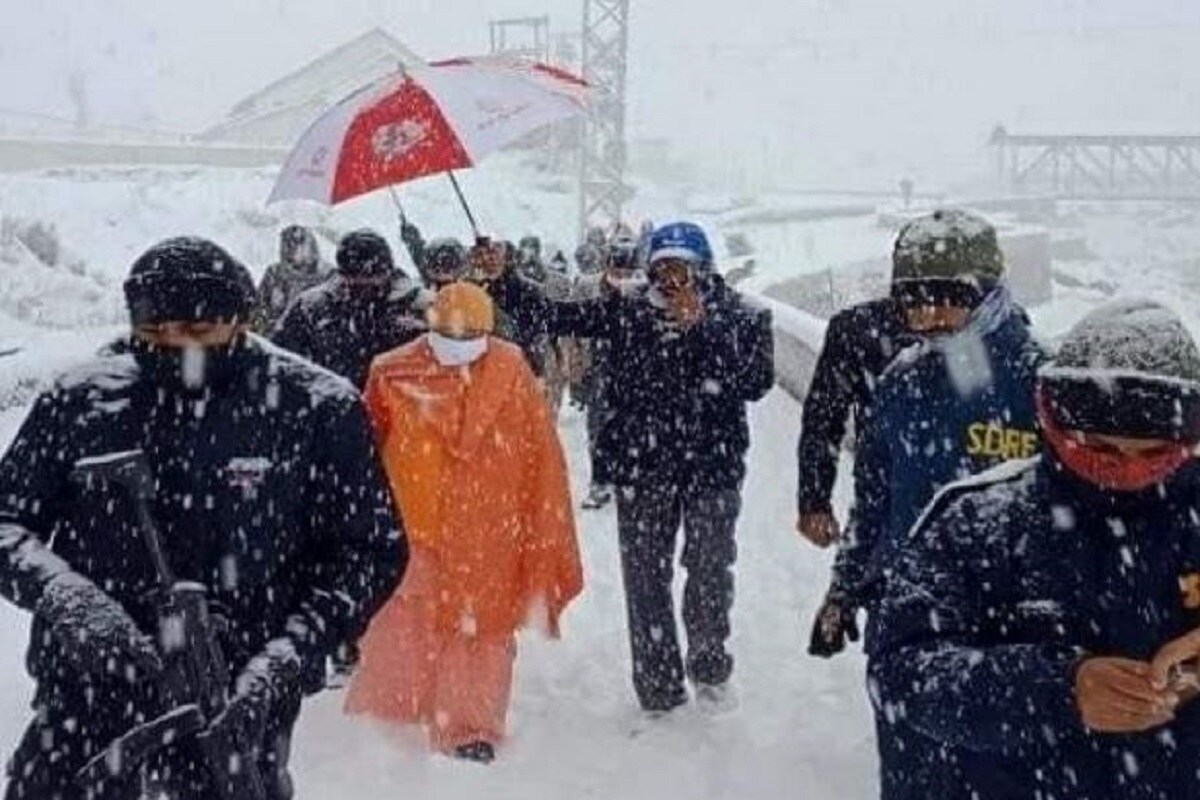 ১৭ নভেম্বর সকাল সকালই বদ্রীনাথ ধামে পৌঁছে গেলেন উত্তরপ্রদেশের মুখ্যমন্ত্রী যোগী আদিত্যনাথ ৷ মন্দিরে পৌঁছে প্রার্থনাতেও অংশ নিলেন তিনি ৷ ১৭ নভেম্বর সকাল সকালই বদ্রীনাথ ধামে পৌঁছে গেলেন উত্তরপ্রদেশের মুখ্যমন্ত্রী যোগী আদিত্যনাথ ৷ মন্দিরে পৌঁছে প্রার্থনাতেও অংশ নিলেন তিনি ৷