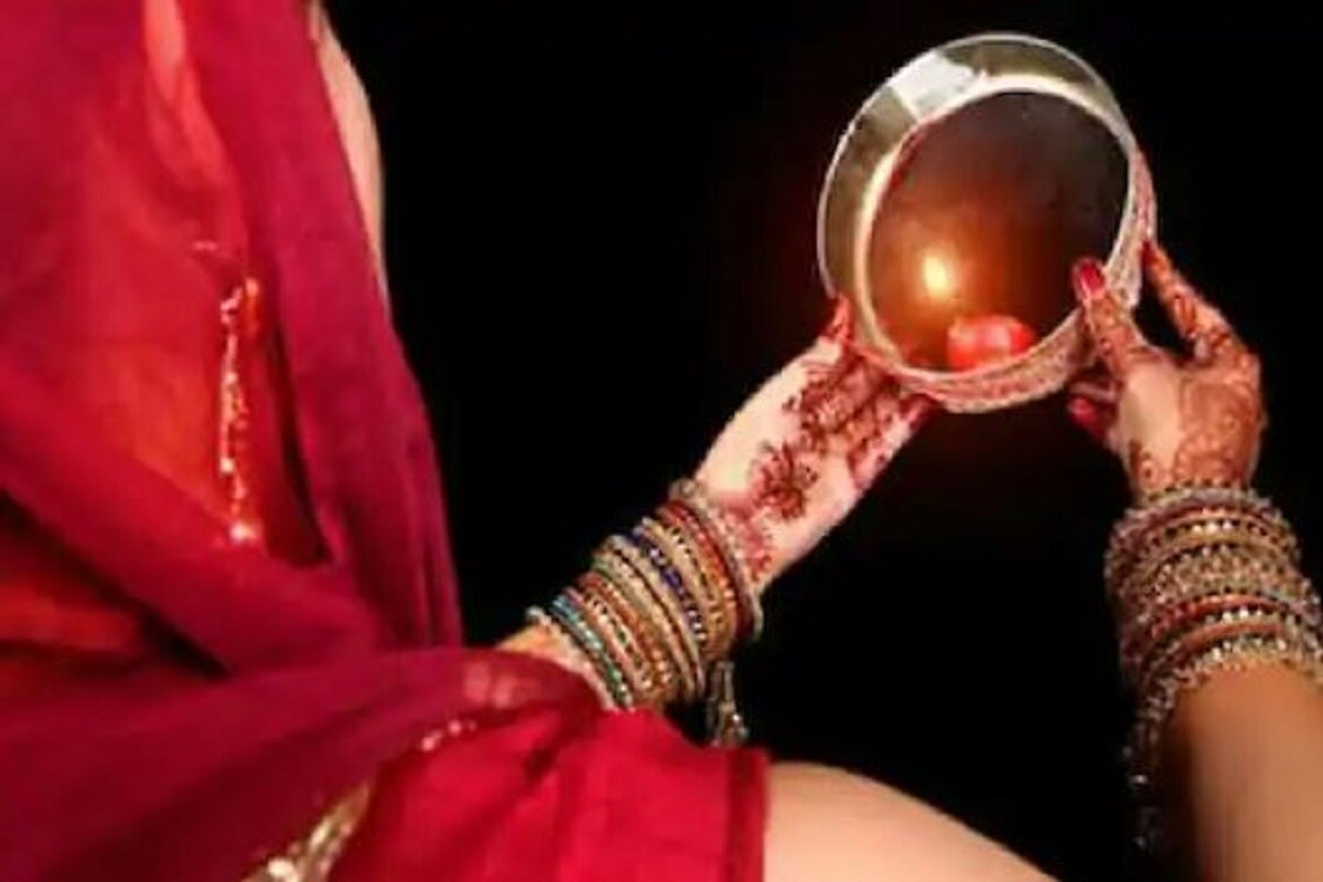 এদিন সূর্যোদয় থেকে চন্দ্রোদয় পর্যন্ত নির্জলা উপবাস রাখেন স্ত্রীরা। সন্ধ্যায় চালনির মধ্যে দিয়ে চাঁদ দেখে, স্বামীর হাত থেকে খাবার ও জল খেয়ে উপবাস ভঙ্গ করেন। ‘করবা’ অর্থাৎ মাটির পাত্র, ‘চৌথ’ অর্থাৎ চতুর্থী। এই দুয়ে মিলে ব্রতের নামকরণ। নির্জলা উপবাসের পাশাপাশি এদিন মহিলারা শিব, পার্বতী, কার্তিক ও গণেশের পুজো করেন। এদিন সূর্যোদয় থেকে চন্দ্রোদয় পর্যন্ত নির্জলা উপবাস রাখেন স্ত্রীরা। সন্ধ্যায় চালনির মধ্যে দিয়ে চাঁদ দেখে, স্বামীর হাত থেকে খাবার ও জল খেয়ে উপবাস ভঙ্গ করেন। ‘করবা’ অর্থাৎ মাটির পাত্র, ‘চৌথ’ অর্থাৎ চতুর্থী। এই দুয়ে মিলে ব্রতের নামকরণ। নির্জলা উপবাসের পাশাপাশি এদিন মহিলারা শিব, পার্বতী, কার্তিক ও গণেশের পুজো করেন।
