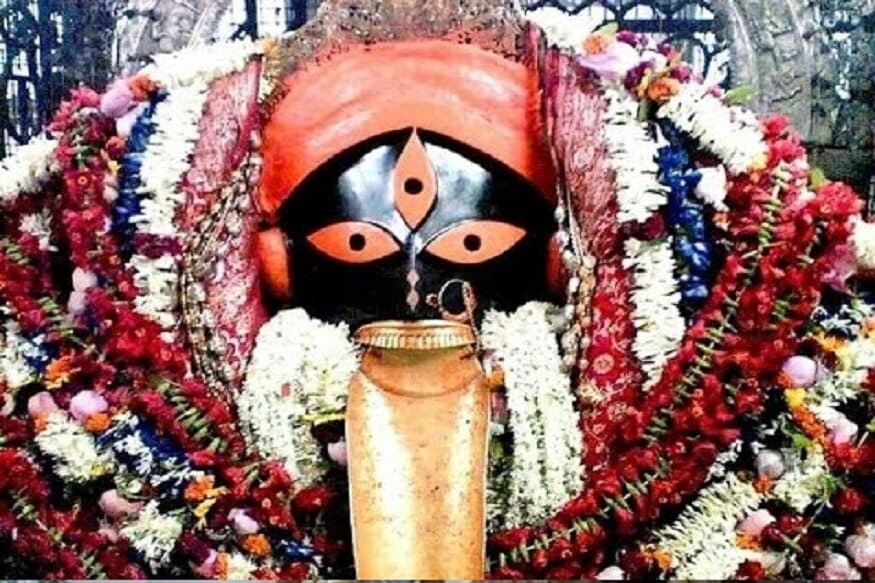 • কলকাতাতেই রয়েছে অন্যতম জাগ্রত সতীর পীঠ কালীঘাট৷ দক্ষযজ্ঞের সময় এখানেই খসে পড়েছিল সতীর ডান পায়ের পাতা৷ এখানে তাই কালী পূজিত হন দক্ষিণা কালী রূপে৷ • কলকাতাতেই রয়েছে অন্যতম জাগ্রত সতীর পীঠ কালীঘাট৷ দক্ষযজ্ঞের সময় এখানেই খসে পড়েছিল সতীর ডান পায়ের পাতা৷ এখানে তাই কালী পূজিত হন দক্ষিণা কালী রূপে৷