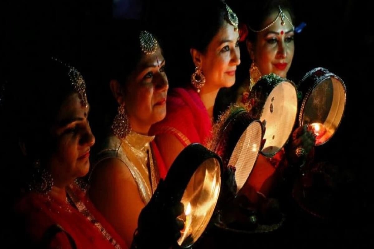 করবা চৌথের শুভ মুহূর্ত - দৃক পঞ্জিকা অনুসারে এই বছর বিকেল ৫.৩৪ মিনিট থেকে ৬.৫২ মিনিট পর্যন্ত থাকবে পুজোর শুভ মুহূর্ত। এদিন চাঁদ ওঠার কথা রাত ৮.১২ মিনিটে। পঞ্জিকা অনুসারে ৪ নভেম্বর রাত ৩. ২৪ মিনিট থেকে শুরু হয়ে ৫ নভেম্বর বিকেল ৫.১৪ মিনিট পর্যন্ত চতুর্থ থাকবে। করবা চৌথের উপবাস রাখতে হবে ৪ নভেম্বর ভোর ৬.৩৫ মিনিট থেকে সন্ধে ৮.১২ মিনিট পর্যন্ত। করবা চৌথের শুভ মুহূর্ত - দৃক পঞ্জিকা অনুসারে এই বছর বিকেল ৫.৩৪ মিনিট থেকে ৬.৫২ মিনিট পর্যন্ত থাকবে পুজোর শুভ মুহূর্ত। এদিন চাঁদ ওঠার কথা রাত ৮.১২ মিনিটে। পঞ্জিকা অনুসারে ৪ নভেম্বর রাত ৩. ২৪ মিনিট থেকে শুরু হয়ে ৫ নভেম্বর বিকেল ৫.১৪ মিনিট পর্যন্ত চতুর্থ থাকবে। করবা চৌথের উপবাস রাখতে হবে ৪ নভেম্বর ভোর ৬.৩৫ মিনিট থেকে সন্ধে ৮.১২ মিনিট পর্যন্ত।