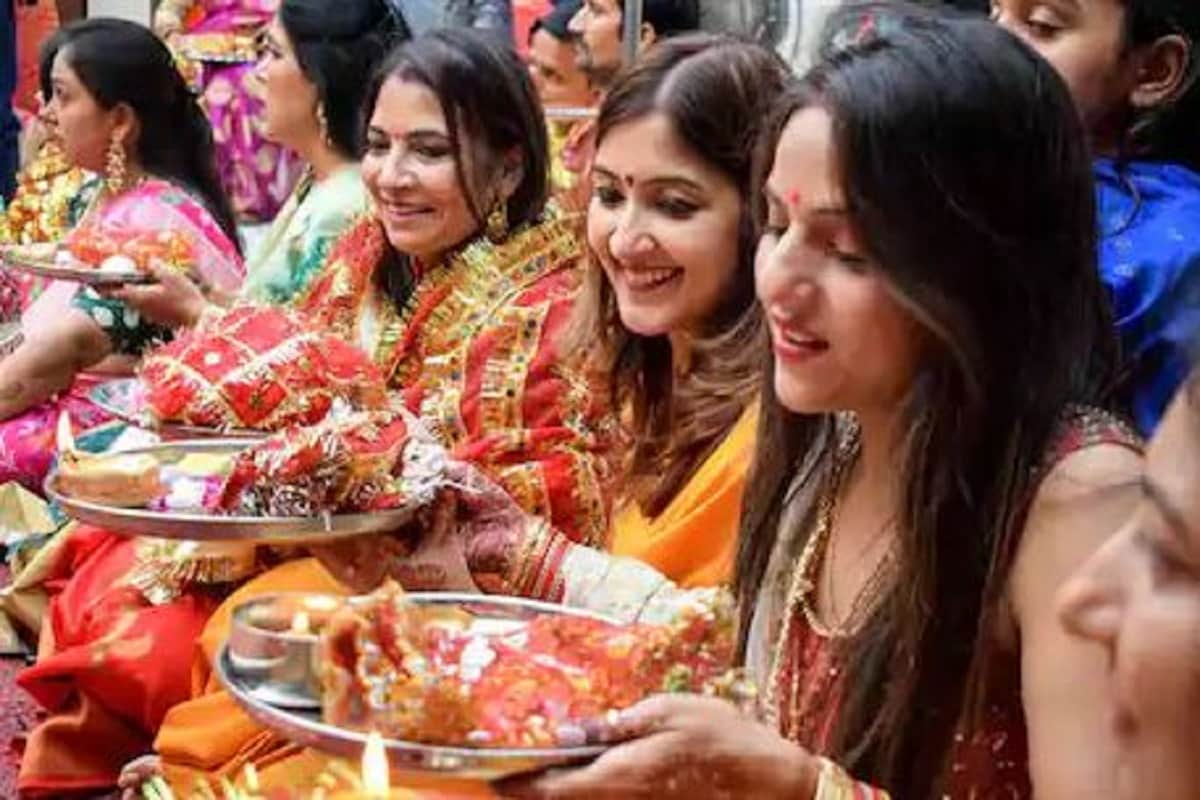 আজ, ৪ নভেম্বর, বুধবার দেশের বিভিন্ন রাজ্যে পালিত হচ্ছে করবা চৌথ। বিবাহিত মহিলাদের এই ধর্মীয় উত্সব বাঙালিদের মধ্যে খুব একটা প্রচলিত না হলেও পঞ্জাব, হরিয়ানা, উত্তরপ্রদেশ এহং হিমাচল প্রদেশের মতো রাজ্যে করবা চৌথ অত্যন্ত জনপ্রিয় একটি প্রথা। স্বামীর মঙ্গলকামনায় সারাদিন স্ত্রী নির্জলা উপবাস রাখেন। কার্তিক মাসের পূর্ণিমার পরে চতুর্থ দিনে উদযাপিত হয় করবা চওথ। আজ, ৪ নভেম্বর, বুধবার দেশের বিভিন্ন রাজ্যে পালিত হচ্ছে করবা চৌথ। বিবাহিত মহিলাদের এই ধর্মীয় উত্সব বাঙালিদের মধ্যে খুব একটা প্রচলিত না হলেও পঞ্জাব, হরিয়ানা, উত্তরপ্রদেশ এহং হিমাচল প্রদেশের মতো রাজ্যে করবা চৌথ অত্যন্ত জনপ্রিয় একটি প্রথা। স্বামীর মঙ্গলকামনায় সারাদিন স্ত্রী নির্জলা উপবাস রাখেন। কার্তিক মাসের পূর্ণিমার পরে চতুর্থ দিনে উদযাপিত হয় করবা চওথ।