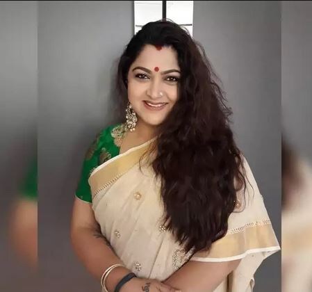 ট্যুইট করে খুশবু লিখলেন, ‘সকাস সকালই এক ভয়াবহ দুর্ঘটনার মুখে পড়লাম ৷ ভগবানের দয়ায় আমরা সুস্থ আছি ৷ আমাদের কিছুই হয়নি ৷ তবে গাড়ির অবস্থা খুবই শোচনীয় ৷ একেবারে দুমড়ে, মুচড়ে গিয়েছে ৷’ ট্যুইট করে খুশবু লিখলেন, ‘সকাস সকালই এক ভয়াবহ দুর্ঘটনার মুখে পড়লাম ৷ ভগবানের দয়ায় আমরা সুস্থ আছি ৷ আমাদের কিছুই হয়নি ৷ তবে গাড়ির অবস্থা খুবই শোচনীয় ৷ একেবারে দুমড়ে, মুচড়ে গিয়েছে ৷’