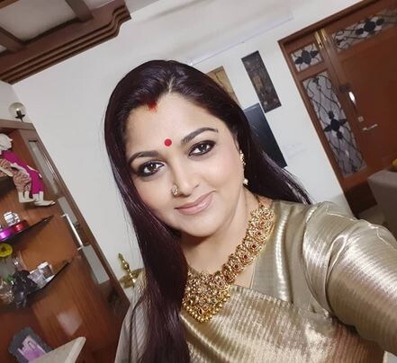 অভিনেত্রী খুশব ট্যুইটে লেখেন, ‘মেলবাভাথুরের কাছে ভয়াবহ দুর্ঘটনার মুখে পড়লাম ৷ একটি ট্যাঙ্কার আমাদের গাড়িকে জোরে ধাক্কা মারে ৷ তবে আমাদের কিছু হয়নি ৷ ভগবানের কৃপায় আমরা ঠিকই আছি ৷ তবে গাড়ির অবস্থা বেশ খারাপ ৷’ অভিনেত্রী খুশব ট্যুইটে লেখেন, ‘মেলবাভাথুরের কাছে ভয়াবহ দুর্ঘটনার মুখে পড়লাম ৷ একটি ট্যাঙ্কার আমাদের গাড়িকে জোরে ধাক্কা মারে ৷ তবে আমাদের কিছু হয়নি ৷ ভগবানের কৃপায় আমরা ঠিকই আছি ৷ তবে গাড়ির অবস্থা বেশ খারাপ ৷’