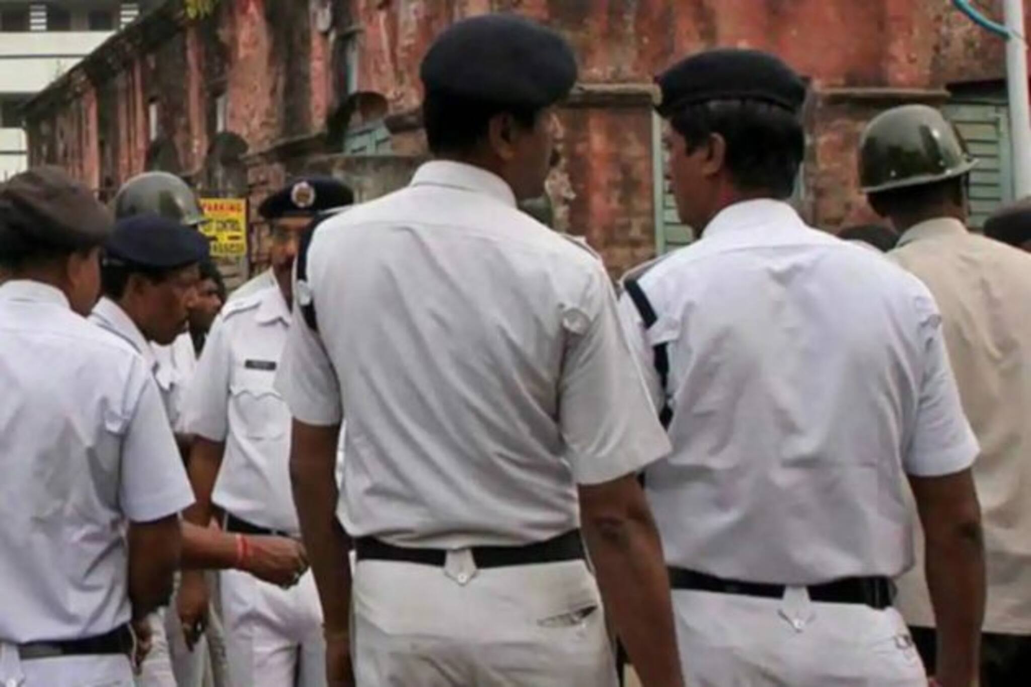 রাস্তায় পড়ে থাকা মা ও সদ্যোজাতকে গ্রিন করিডর করে হাসপাতালে পৌঁছল কলকাতা পুলিশ