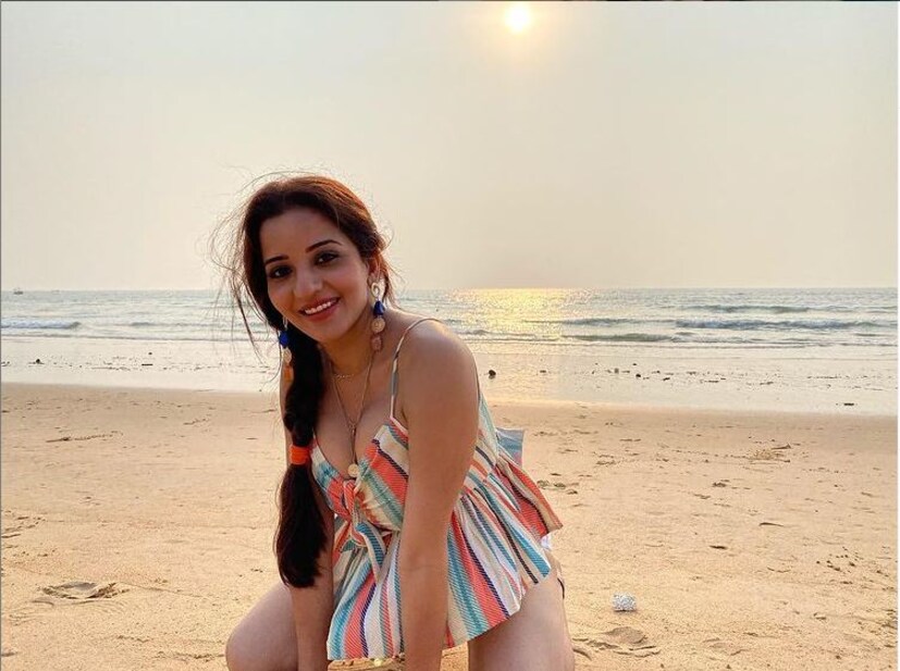গোয়ার বিচে সেক্সি অবতারের সব ছবি মোনালিসা নিজেই ইনস্টাগ্রামে পোস্ট করেছেন