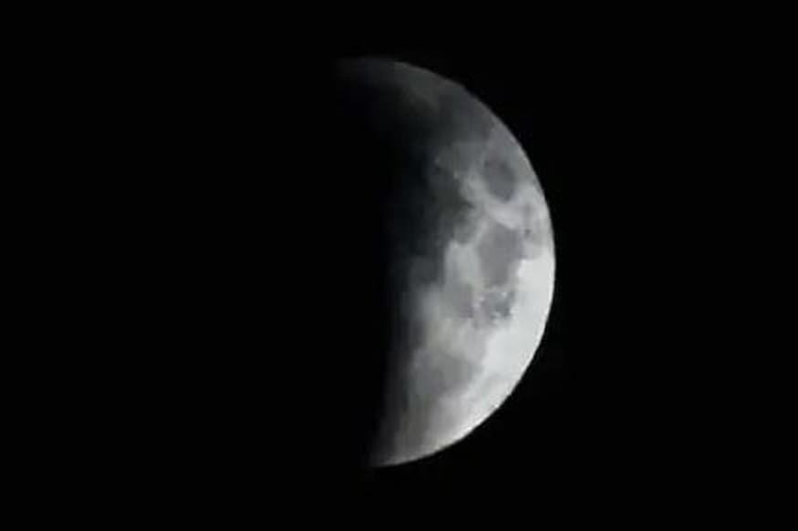 আজকের চন্দ্রগ্রহণ ও পরের সূর্যগ্রহণ ভারত নয় আরও বিভিন্ন দেশ থেকে দেখতে পাওয়া যাবে৷ কিন্তু ভারতে দেখা না গেলেও বিভিন্ন দেশে গ্রহণ যখন লাগবে তখন সেই সময়টাকে মেনে নিজেরা আস্থা ভরে গ্রহণের নিয়ম পালন করতে পারেন আস্থাশীল মানুষরা৷ আস্থাশীল মানুষরা এই বিশেষ সৌরজাগতিক ঘটনা চলাকালীন কোনও শুভ কাজ করেন না৷ তবে জ্যোতিষ শাস্ত্র অনুযায়ি কিছু কাজ এই সময়ে করলে তা ভালো ফল দেয়৷ তবে কিছু কাজ কোনও ভাবেই এই সময়টুকুর মধ্যে করা উচিত নয় বলে সাবধান করেন জ্যোতিষবিদরা৷ আজকের চন্দ্রগ্রহণ ও পরের সূর্যগ্রহণ ভারত নয় আরও বিভিন্ন দেশ থেকে দেখতে পাওয়া যাবে৷ কিন্তু ভারতে দেখা না গেলেও বিভিন্ন দেশে গ্রহণ যখন লাগবে তখন সেই সময়টাকে মেনে নিজেরা আস্থা ভরে গ্রহণের নিয়ম পালন করতে পারেন আস্থাশীল মানুষরা৷ আস্থাশীল মানুষরা এই বিশেষ সৌরজাগতিক ঘটনা চলাকালীন কোনও শুভ কাজ করেন না৷ তবে জ্যোতিষ শাস্ত্র অনুযায়ি কিছু কাজ এই সময়ে করলে তা ভালো ফল দেয়৷ তবে কিছু কাজ কোনও ভাবেই এই সময়টুকুর মধ্যে করা উচিত নয় বলে সাবধান করেন জ্যোতিষবিদরা৷