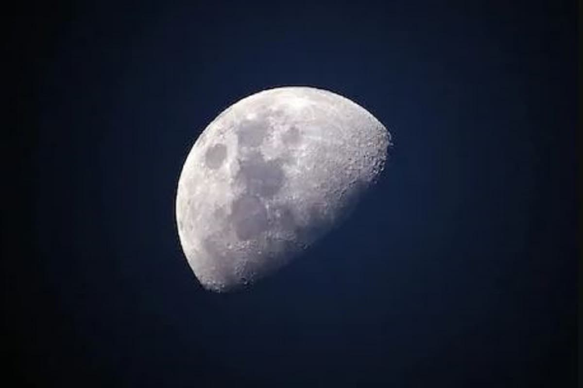 এ বছরের শেষ চন্দ্রগ্রহণ (Lunar Eclipse) আজ। চাঁদের গ্রহণের সময় পৃথিবী-সূর্য আর চাঁদ একই সরলরেখায় আসে। এই বিশেষ সময়ে চাঁদ ও সূর্যের মধ্যে এসে যায় পৃথিবী। পৃথিবীর ছায়া চাঁদের ওপর পড়ে এবং আস্তে আস্তে চাঁদ ঢেকে যায়। সূর্যগ্রহণ যেমন খালি চোখে দেখা যায় না, চন্দ্রগ্রহণের ক্ষেত্রে সেই বিধিনিষেধ নেই৷ চাঁদের গ্রহণ যখন চলে তখন মানুষ খালি চোখেই সেই গ্রহণ দেখতে পাওয়া যায়৷ এই বছরের ১৪ ডিসেম্বর ফের সূর্যগ্রহণ (Solar Eclipse)রয়েছে৷ এ বছরের শেষ চন্দ্রগ্রহণ (Lunar Eclipse) আজ। চাঁদের গ্রহণের সময় পৃথিবী-সূর্য আর চাঁদ একই সরলরেখায় আসে। এই বিশেষ সময়ে চাঁদ ও সূর্যের মধ্যে এসে যায় পৃথিবী। পৃথিবীর ছায়া চাঁদের ওপর পড়ে এবং আস্তে আস্তে চাঁদ ঢেকে যায়। সূর্যগ্রহণ যেমন খালি চোখে দেখা যায় না, চন্দ্রগ্রহণের ক্ষেত্রে সেই বিধিনিষেধ নেই৷ চাঁদের গ্রহণ যখন চলে তখন মানুষ খালি চোখেই সেই গ্রহণ দেখতে পাওয়া যায়৷ এই বছরের ১৪ ডিসেম্বর ফের সূর্যগ্রহণ (Solar Eclipse)রয়েছে৷