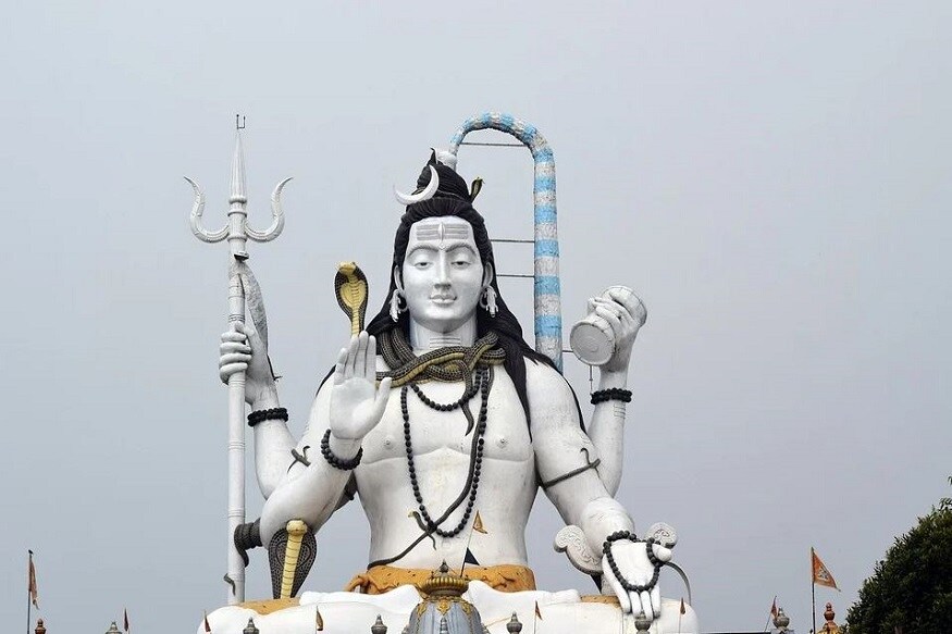 সোমবার দিন যে দেবতার অর্চনা করা হয় তিনি দেবাদিদেব মহাদেব৷ তিনি ত্রিনাথের অন্যতম৷ তাঁর আরাধনায় বাধা বিঘ্ন টলে যায়৷ তাই মানুষ ভক্তিভরে তাঁর অর্চনা করেন৷ তবে প্রতি দেবতার মতো তাঁর পূজারও বিশেষ কিছু রীতি রয়েছে৷ যা মেনেই তাঁর অর্চনা করা হয়৷ সামাণ্যতম ভুলেও দারুণ রেগে যেতে পারেন রুদ্রদেব৷Photo- Collected সোমবার দিন যে দেবতার অর্চনা করা হয় তিনি দেবাদিদেব মহাদেব৷ তিনি ত্রিনাথের অন্যতম৷ তাঁর আরাধনায় বাধা বিঘ্ন টলে যায়৷ তাই মানুষ ভক্তিভরে তাঁর অর্চনা করেন৷ তবে প্রতি দেবতার মতো তাঁর পূজারও বিশেষ কিছু রীতি রয়েছে৷ যা মেনেই তাঁর অর্চনা করা হয়৷ সামাণ্যতম ভুলেও দারুণ রেগে যেতে পারেন রুদ্রদেব৷Photo- Collected