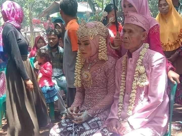 • বিয়ের ২২ দিনের মাথায় নুনিকে বিচ্ছেদের নোটিশ পাঠালেন আবাহ । তাঁর অভিযোগ, নুনি বিয়ের আগেই গর্ভবতী হয়ে পড়েছিল । সে কথা লুকিয়ে এি বিয়ে করেছিলেন তিনি । যদিও এই ঘটনায় আকাশ থেকে পড়েছেন নুনির পরিবার । Image: Facebook • বিয়ের ২২ দিনের মাথায় নুনিকে বিচ্ছেদের নোটিশ পাঠালেন আবাহ । তাঁর অভিযোগ, নুনি বিয়ের আগেই গর্ভবতী হয়ে পড়েছিল । সে কথা লুকিয়ে এি বিয়ে করেছিলেন তিনি । যদিও এই ঘটনায় আকাশ থেকে পড়েছেন নুনির পরিবার । Image: Facebook