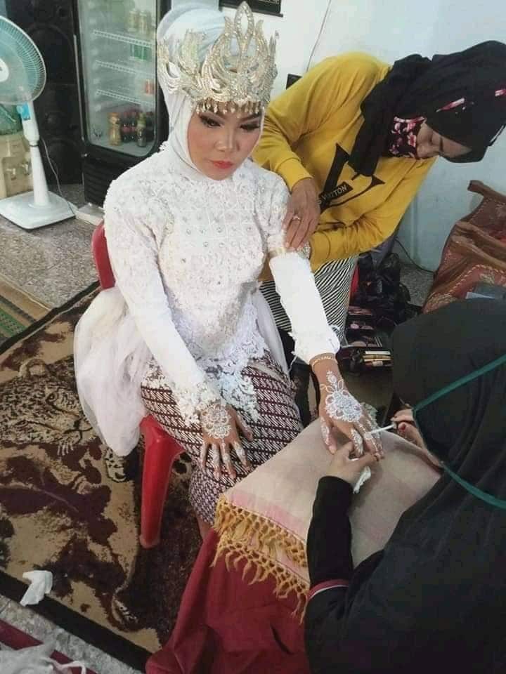 • তাঁদের বক্তব্য, আবাহ ও নুনির মধ্যে সব ঠিকই ছিল । সুখের সংসার দিব্যি চলছিল । কোনও রকম ঝামেলাও হয়নি । Image: Facebook • তাঁদের বক্তব্য, আবাহ ও নুনির মধ্যে সব ঠিকই ছিল । সুখের সংসার দিব্যি চলছিল । কোনও রকম ঝামেলাও হয়নি । Image: Facebook