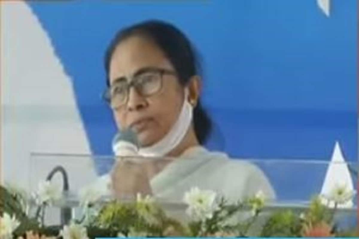 আদিবাসীদের ভাবাবেগ নিয়ে রাজনীতি করতে এসেছিল ওরা। খেয়ে পালাল। চিকিৎসার আশ্বাস দিয়েও কিছু করল না। বাঁকুড়ার প্রশাসনিক সভার মঞ্চ থেকে অমিত শাহকে ফের আক্রমণ মুখ্যমন্ত্রী মমতা বন্দ্যোপাধ্যায়ের। আক্রমণের জবাবে সঙ্গে সঙ্গে পাল্টা তোপ বিজেপির- ‘মমতা কিছুই জানেন না।’ আদিবাসীদের ভাবাবেগ নিয়ে রাজনীতি করতে এসেছিল ওরা। খেয়ে পালাল। চিকিৎসার আশ্বাস দিয়েও কিছু করল না। বাঁকুড়ার প্রশাসনিক সভার মঞ্চ থেকে অমিত শাহকে ফের আক্রমণ মুখ্যমন্ত্রী মমতা বন্দ্যোপাধ্যায়ের। আক্রমণের জবাবে সঙ্গে সঙ্গে পাল্টা তোপ বিজেপির- ‘মমতা কিছুই জানেন না।’