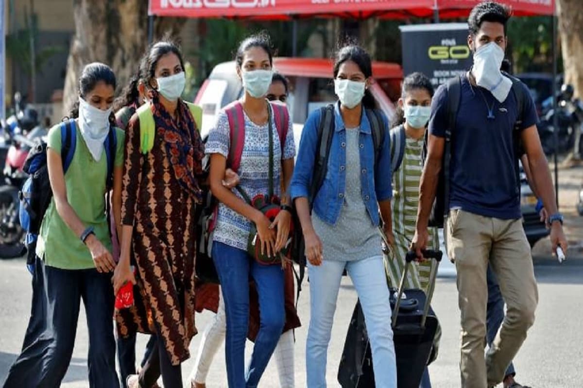 সবার মুখে মাস্ক থাকলেও ম্যাসাচুসেটসের জেলাগুলির কয়েকটি স্কুলে ৬ ফুটের জায়গায় ৩ ফুটের দূরত্ব বিধি মেনে চলা হচ্ছিল। বিশেষ করে এই স্কুলগুলিতে করোনার সংক্রমণের গতিবিধির উপর নজর রাখা হয়। এক্ষেত্রে খুব একটা পার্থক্য লক্ষ্য করা যায়নি। গবেষকদের কথায়, ৬ ফুট হোক বা ৩ ফুট, উভয় ক্ষেত্রে যদি সবার মুখে মাস্ক থাকে, তাহলে করোনার সংক্রমণের খুব একটা বাড়াবাড়ি দেখা যায় না। সবার মুখে মাস্ক থাকলেও ম্যাসাচুসেটসের জেলাগুলির কয়েকটি স্কুলে ৬ ফুটের জায়গায় ৩ ফুটের দূরত্ব বিধি মেনে চলা হচ্ছিল। বিশেষ করে এই স্কুলগুলিতে করোনার সংক্রমণের গতিবিধির উপর নজর রাখা হয়। এক্ষেত্রে খুব একটা পার্থক্য লক্ষ্য করা যায়নি। গবেষকদের কথায়, ৬ ফুট হোক বা ৩ ফুট, উভয় ক্ষেত্রে যদি সবার মুখে মাস্ক থাকে, তাহলে করোনার সংক্রমণের খুব একটা বাড়াবাড়ি দেখা যায় না।