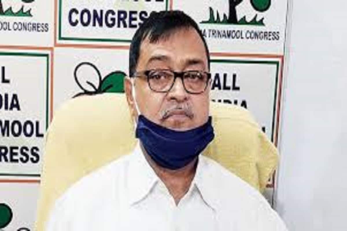তৃণমূলের সঙ্গে তিক্ততা বাড়ছিল মিহিরের। রাখঢাক না করেই বারবার দলের বিরুদ্ধে ক্ষোভ উগড়ে দেন কোচবিহার দক্ষিণের বিধায়ক। মানভঞ্জনে মিহিরের বাড়ি ছুটে যান উত্তরবঙ্গ উন্নয়নমন্ত্রী রবীন্দ্রনাথ ঘোষ। তবে কাজে এল কোনও চেষ্টাই। বিজেপি সাংসদ নিশীথ অধিকারীর সঙ্গে মিহির গোস্বামী দিল্লি উড়ে যেতেই, স্পষ্ট হয় কী হতে চলেছে তৃণমূলের সঙ্গে তিক্ততা বাড়ছিল মিহিরের। রাখঢাক না করেই বারবার দলের বিরুদ্ধে ক্ষোভ উগড়ে দেন কোচবিহার দক্ষিণের বিধায়ক। মানভঞ্জনে মিহিরের বাড়ি ছুটে যান উত্তরবঙ্গ উন্নয়নমন্ত্রী রবীন্দ্রনাথ ঘোষ। তবে কাজে এল কোনও চেষ্টাই। বিজেপি সাংসদ নিশীথ অধিকারীর সঙ্গে মিহির গোস্বামী দিল্লি উড়ে যেতেই, স্পষ্ট হয় কী হতে চলেছে
