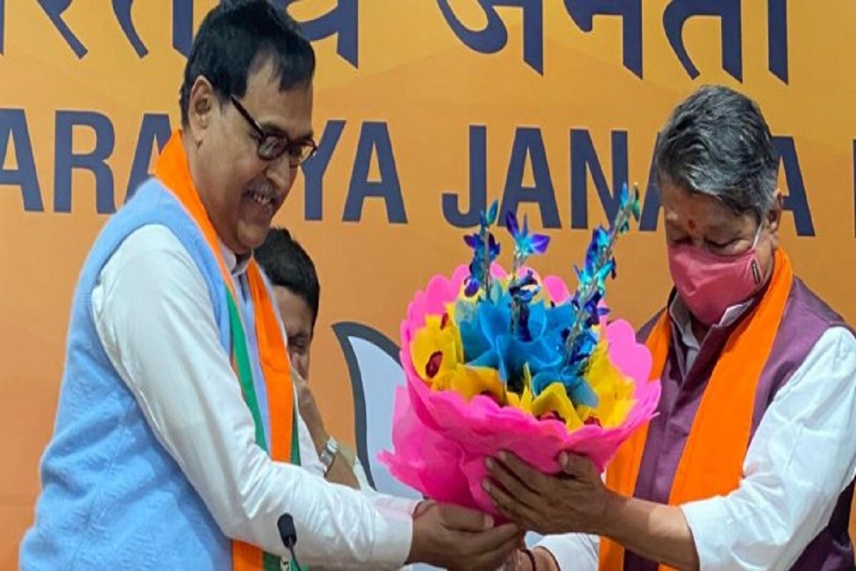 শুভেন্দু অধিকারীকে নিয়ে জখম রাজনীতি সরগরম, ঠিক তখনই তৃণমূল ছাড়লেন কোচবিহার দক্ষিণের বিধায়ক মিহির গোস্বামী। দিল্লিতে কৈলাস বিজয়বর্গীয় উপস্থিতিতে দল বদল। বিজেপিতে যোগ দিয়ে তিনি বলেন, আজ আমি বিজেপির সদস্য হিসেবে যোগ দিলাম। রাজ্যের অনাচার দুর্নীতি চলছে তার প্রতিবাদে এই সিদ্ধান্ত। আমার ধর্মযুদ্ধ বলতে পারেন ৷ সব জল্পনা আর টানা পোড়েনের ইতি ৷ শেষ পর্যন্ত তৃণমূল ছেড়ে পদ্ম শিবিরে নাম লেখালেন মিহির গোস্বামী। শুভেন্দু অধিকারীকে নিয়ে জখম রাজনীতি সরগরম, ঠিক তখনই তৃণমূল ছাড়লেন কোচবিহার দক্ষিণের বিধায়ক মিহির গোস্বামী। দিল্লিতে কৈলাস বিজয়বর্গীয় উপস্থিতিতে দল বদল। বিজেপিতে যোগ দিয়ে তিনি বলেন, আজ আমি বিজেপির সদস্য হিসেবে যোগ দিলাম। রাজ্যের অনাচার দুর্নীতি চলছে তার প্রতিবাদে এই সিদ্ধান্ত। আমার ধর্মযুদ্ধ বলতে পারেন ৷ সব জল্পনা আর টানা পোড়েনের ইতি ৷ শেষ পর্যন্ত তৃণমূল ছেড়ে পদ্ম শিবিরে নাম লেখালেন মিহির গোস্বামী।