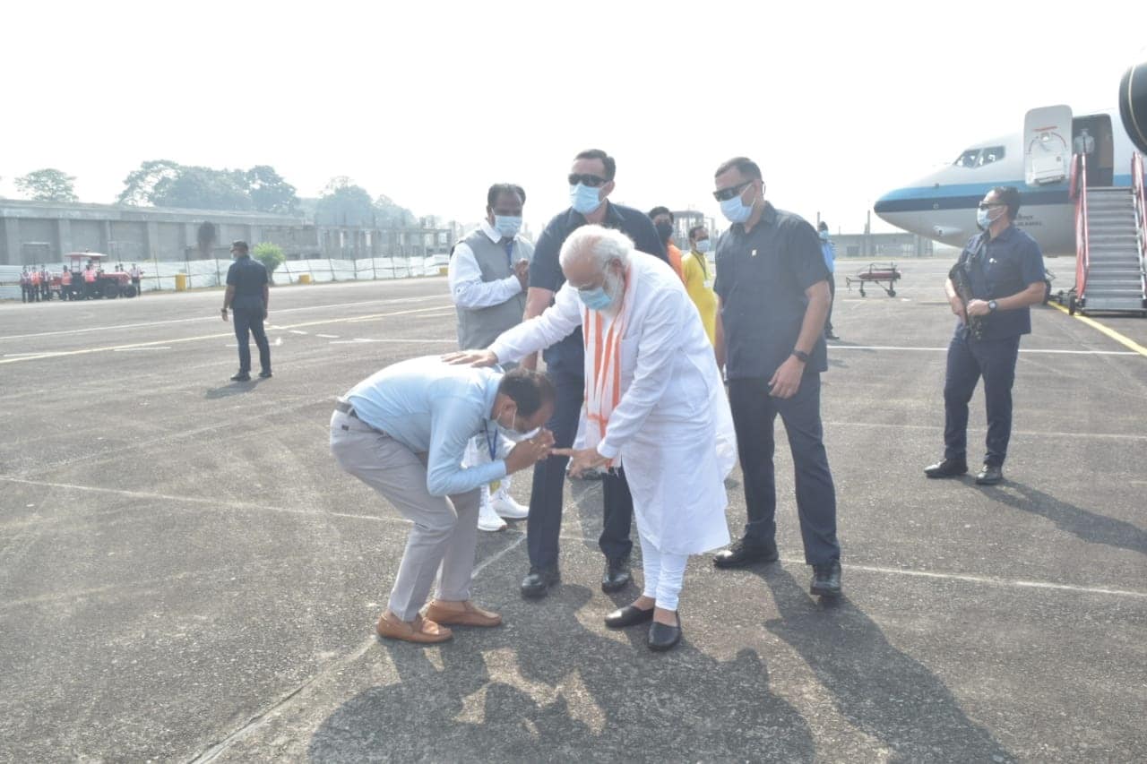 তবে এদিন মোদির আগমন রাজ্য সফরের জন্য নয়, বিহারে নির্বাচনী সভায় যোগদানের আগে মাত্র আধঘণ্টার জন্য বাগডোগরায় নেমেছিলেন মোদি ৷ সেখান থেকে হেলিকপ্টারে করেই উড়ে যান বিহারে ৷ তৃতীয় দফার আগে একাধিক সভায় নরেন্দ্র মোদির ভাষণে তুঙ্গে চড়ে রাজনীতির পারদ ৷ তবে শাহের সফরের ২৪ ঘণ্টা আগে মোদির আগমন নিঃসন্দেহে চমক তো বটেই ৷ ছবি ও তথ্য- পার্থপ্রতিম সরকার তবে এদিন মোদির আগমন রাজ্য সফরের জন্য নয়, বিহারে নির্বাচনী সভায় যোগদানের আগে মাত্র আধঘণ্টার জন্য বাগডোগরায় নেমেছিলেন মোদি ৷ সেখান থেকে হেলিকপ্টারে করেই উড়ে যান বিহারে ৷ তৃতীয় দফার আগে একাধিক সভায় নরেন্দ্র মোদির ভাষণে তুঙ্গে চড়ে রাজনীতির পারদ ৷ তবে শাহের সফরের ২৪ ঘণ্টা আগে মোদির আগমন নিঃসন্দেহে চমক তো বটেই ৷ ছবি ও তথ্য- পার্থপ্রতিম সরকার