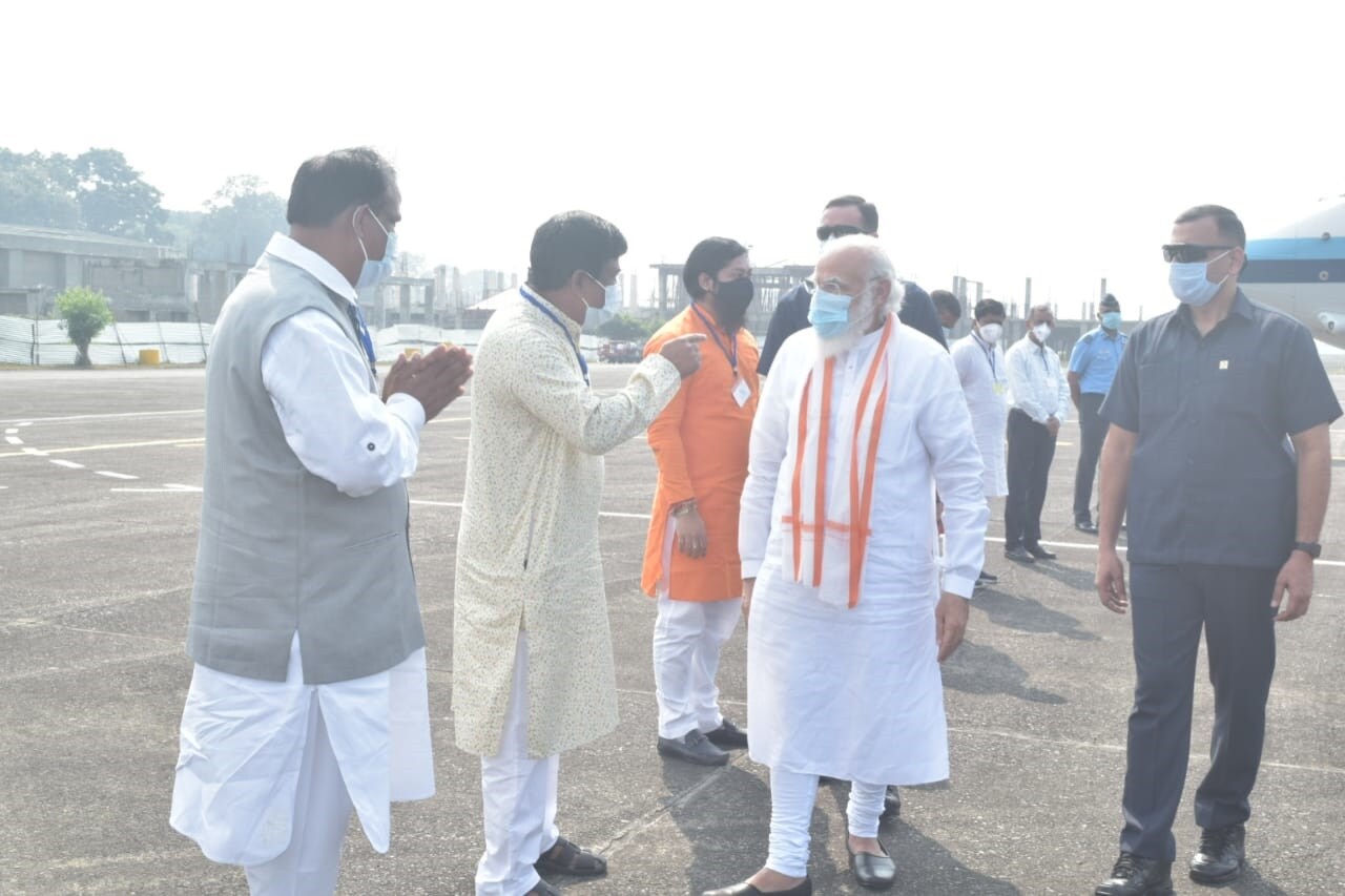 মঙ্গলবার সকালে বাগডোগরা বিমানবন্দরের আলফা জোনে নামেন প্রধানমন্ত্রী ৷ সেখানে তাঁকে স্বাগত জানাতে হাজির ছিলেন বিজেপি নেতৃত্ব ৷ ছবি ও তথ্য- পার্থপ্রতিম সরকার মঙ্গলবার সকালে বাগডোগরা বিমানবন্দরের আলফা জোনে নামেন প্রধানমন্ত্রী ৷ সেখানে তাঁকে স্বাগত জানাতে হাজির ছিলেন বিজেপি নেতৃত্ব ৷ ছবি ও তথ্য- পার্থপ্রতিম সরকার