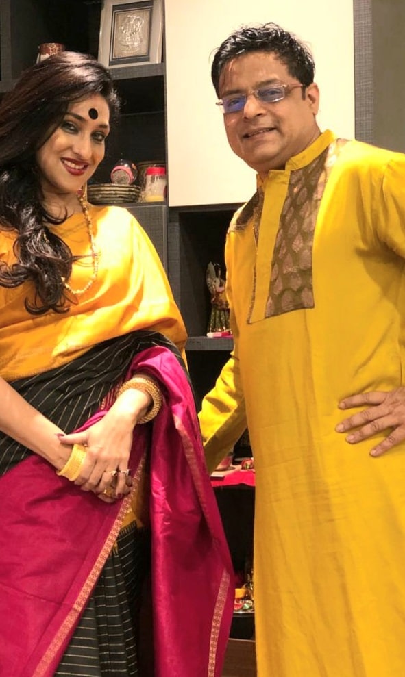 ঋতু জানান, '' ভারতের মতো সিঙ্গাপুরেও বাজি নিষিদ্ধ। তবে নিজের বাড়িতে কালীপুজোর যে আচার অনুষ্ঠান করে থাকি, সেটা এখানেও করেছি। প্রদীপ জ্বালানো, মায়ের আরাধনা হয়েছে বাড়িতে। বাকি সেলেব্রেশন এবার বন্ধুর বাড়িতেই করব। ঋতু জানান, '' ভারতের মতো সিঙ্গাপুরেও বাজি নিষিদ্ধ। তবে নিজের বাড়িতে কালীপুজোর যে আচার অনুষ্ঠান করে থাকি, সেটা এখানেও করেছি। প্রদীপ জ্বালানো, মায়ের আরাধনা হয়েছে বাড়িতে। বাকি সেলেব্রেশন এবার বন্ধুর বাড়িতেই করব।