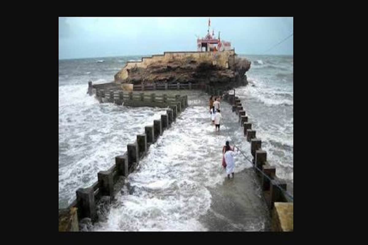 গুজরাটের ভব নগরকে আরব সাগরের নিচে থাকা নিষ্কলঙ্কেশ্বর মন্দির নিয়ে নিয়ে নানা গল্প প্রচলিত আছে। সমুদ্রতীর থেকে প্রায় ১.৫ কিলোমিটার হাঁটলে তবে দর্শন পাওয়া যায় এই শিবলিঙ্গের। তবে দিনের যে কোনও সময়ে গেলে দেখা পাওয়া যায় না মহাদেবের। দুপুর একটা রাত ১০টার মধ্যে তবেই নিষ্কলঙ্কেশ্বর মন্দিরের দেখা মেলে। দিনের বাকি অংশটা জলের তলায় থাকে। সেই সময়ে শুধু মন্দিরে উপরের পতাকাই কেবল উড়তে দেখা যায়। Photo- Collected গুজরাটের ভব নগরকে আরব সাগরের নিচে থাকা নিষ্কলঙ্কেশ্বর মন্দির নিয়ে নিয়ে নানা গল্প প্রচলিত আছে। সমুদ্রতীর থেকে প্রায় ১.৫ কিলোমিটার হাঁটলে তবে দর্শন পাওয়া যায় এই শিবলিঙ্গের। তবে দিনের যে কোনও সময়ে গেলে দেখা পাওয়া যায় না মহাদেবের। দুপুর একটা রাত ১০টার মধ্যে তবেই নিষ্কলঙ্কেশ্বর মন্দিরের দেখা মেলে। দিনের বাকি অংশটা জলের তলায় থাকে। সেই সময়ে শুধু মন্দিরে উপরের পতাকাই কেবল উড়তে দেখা যায়। Photo- Collected