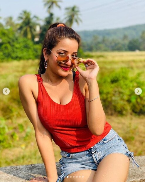 ডেনিমের হটপ্যান্ট আর লাল টপে লাস্যময়ী মোনালিসা