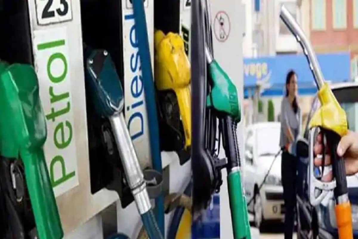 দেশের সরকারি তেল সংস্থাগুলি (IOC, HPCL & BPCL) ফের একবার পেট্রোল ও ডিজেলের দাম বৃদ্ধি করতে শুরু করল ৷ দেশের বাজারে প্রায় ৪৮ দিন পেট্রোল ও ডিজেলের দাম অপরিবর্তিত ছিল ৷ লাগাতার ৪৮ দিন স্থির থাকার পর শুক্রবার দাম বেড়েছিল ৷ এরপর ফের শনিবার দাম বাড়ল পেট্রোল ও ডিজেলের ৷ দিল্লিতে পেট্রোল ১৫ পয়সা প্রতি লিটারে বাড়ানো হয়েছে ৷ ডিজেলের দাম বেড়েছে লিটারপ্রতি ২০ পয়সা ৷ এর জেরে দিল্লিতে পেট্রোলের দাম বেড়ে হয়েছে ৮১.৩৮ টাকা, ডিজেল ৭০.৮৮ টাকা ৷ শুক্রবার অর্থাৎ গতকাল পেট্রোলের দাম বেড়েছিল লিটার প্রতি ১৭ পয়সা, ডিজেলের দাম বেড়েছিল ২২ পয়সা প্রতি লিটারে ৷ দেশের সরকারি তেল সংস্থাগুলি (IOC, HPCL & BPCL) ফের একবার পেট্রোল ও ডিজেলের দাম বৃদ্ধি করতে শুরু করল ৷ দেশের বাজারে প্রায় ৪৮ দিন পেট্রোল ও ডিজেলের দাম অপরিবর্তিত ছিল ৷ লাগাতার ৪৮ দিন স্থির থাকার পর শুক্রবার দাম বেড়েছিল ৷ এরপর ফের শনিবার দাম বাড়ল পেট্রোল ও ডিজেলের ৷ দিল্লিতে পেট্রোল ১৫ পয়সা প্রতি লিটারে বাড়ানো হয়েছে ৷ ডিজেলের দাম বেড়েছে লিটারপ্রতি ২০ পয়সা ৷ এর জেরে দিল্লিতে পেট্রোলের দাম বেড়ে হয়েছে ৮১.৩৮ টাকা, ডিজেল ৭০.৮৮ টাকা ৷ শুক্রবার অর্থাৎ গতকাল পেট্রোলের দাম বেড়েছিল লিটার প্রতি ১৭ পয়সা, ডিজেলের দাম বেড়েছিল ২২ পয়সা প্রতি লিটারে ৷