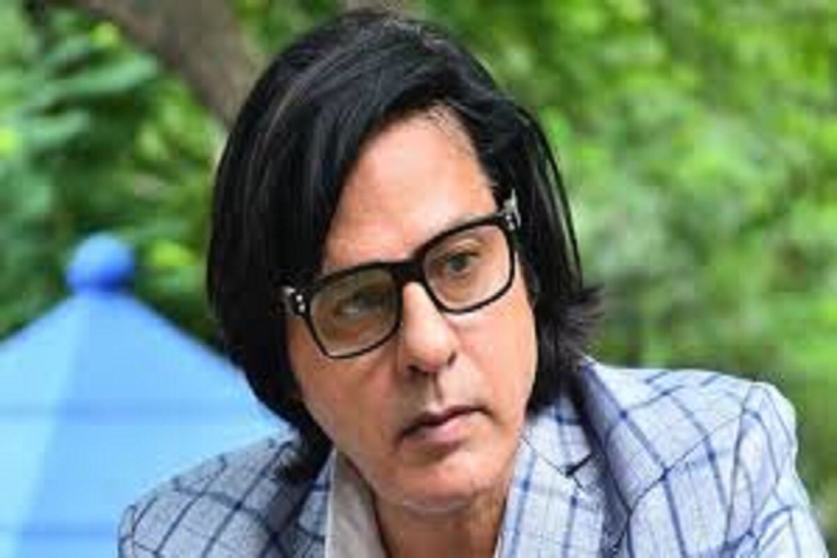 কার্গিলে শ্যুটিং চলাকালীন ব্রেন স্ট্রোকে আক্রান্ত হয়ে রাহুল রায় ৷ তড়িঘড়ি আশিকি তারকাকে মুম্বই উড়িয়ে এনে নানাবতী হাসপাতালে ভর্তি করা হয় ৷ হাসপাতাল সূত্রে খবর, বলিউড তারকা এখন আইসিইউতে থাকলেও আপাতত তিনি স্থিতিশীল ৷ চিকিৎসায় সাড়া দিচ্ছেন বলেও জানাচ্ছেন চিকিৎসকেরা ৷ অভিনেতার দ্রুত আরোগ্য কামনায় বলিউড সহ আশিকি নায়কের ভক্তকুল ৷ কার্গিলে শ্যুটিং চলাকালীন ব্রেন স্ট্রোকে আক্রান্ত হয়ে রাহুল রায় ৷ তড়িঘড়ি আশিকি তারকাকে মুম্বই উড়িয়ে এনে নানাবতী হাসপাতালে ভর্তি করা হয় ৷ হাসপাতাল সূত্রে খবর, বলিউড তারকা এখন আইসিইউতে থাকলেও আপাতত তিনি স্থিতিশীল ৷ চিকিৎসায় সাড়া দিচ্ছেন বলেও জানাচ্ছেন চিকিৎসকেরা ৷ অভিনেতার দ্রুত আরোগ্য কামনায় বলিউড সহ আশিকি নায়কের ভক্তকুল ৷