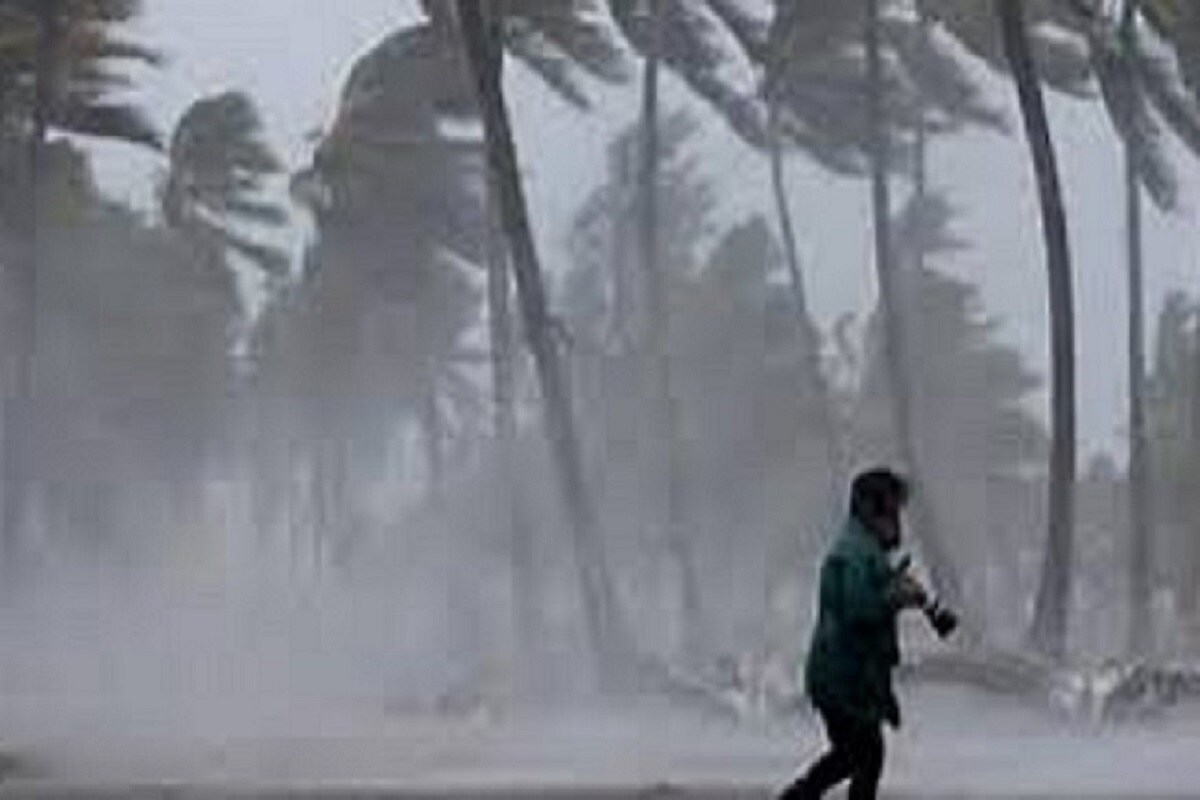 (IMD) জারি করা সতর্কবার্তায় বলা হয়েছে ঘণ্টায় ১০০ কিলোমিটার গতিতে ঝোড়ো হাওয়া বয়ে যাবে৷ এরসঙ্গে প্রবল পরিমাণে বৃষ্টিপাতের পূর্বাভাসও জারি করা হয়েছে৷Photo- Collected (IMD) জারি করা সতর্কবার্তায় বলা হয়েছে ঘণ্টায় ১০০ কিলোমিটার গতিতে ঝোড়ো হাওয়া বয়ে যাবে৷ এরসঙ্গে প্রবল পরিমাণে বৃষ্টিপাতের পূর্বাভাসও জারি করা হয়েছে৷Photo- Collected
