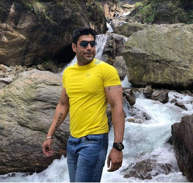 রোশন তাঁর ইনস্টাগ্রামে একটি ছবি পোস্ট করেন যেখানে দেখা যাচ্ছে এক পাহাড়ি ঝরনার সামনে দাঁড়িয়ে তিনি৷ নেটিজেনরা বলছেন, তাহলে কি সব কিছু থেকে ব্রেক নিয়ে কিছুদিন পাহাড়ে থাকার সিদ্ধান্ত নিয়েছেন রোশন? রোশন তাঁর ইনস্টাগ্রামে একটি ছবি পোস্ট করেন যেখানে দেখা যাচ্ছে এক পাহাড়ি ঝরনার সামনে দাঁড়িয়ে তিনি৷ নেটিজেনরা বলছেন, তাহলে কি সব কিছু থেকে ব্রেক নিয়ে কিছুদিন পাহাড়ে থাকার সিদ্ধান্ত নিয়েছেন রোশন?