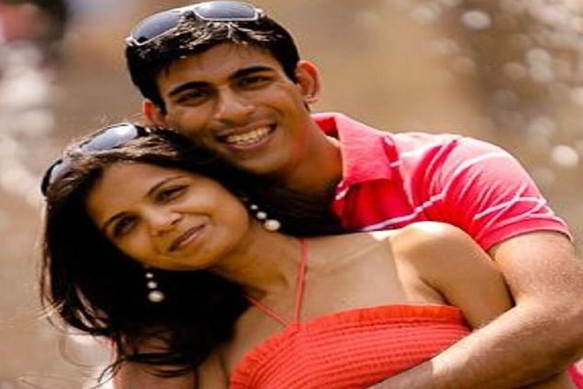 দ্য সানডে টাইমস প্রকাশিত ব্রিটেনের ধণীতমদের তালিকা অনুযায়ি ব্রিটেনের রাণীর মোট সম্পতিতের পরিমাণ ৩৫০ মিলিয়ন পাউন্ড৷ এদিকে শৌনক যেভাবে সম্পত্তি ঘোষণা করেছেন তাঁর বিরুদ্ধে স্বার্থের সংঘাতের অভিযোগ উঠছে৷ তাঁদের মন্ত্রিত্বের জন্য নিজের কাছের পরিবার অর্থাৎ ভাইবোন, বাবা -মা, স্ত্রী এবং শ্বশুরবাড়ির সম্পত্তি ও কাজের বিবরণ দিতে হয়,যাতে স্বার্থের সংঘাতে না জড়িয়ে যান তাঁরা ৷ Photo- Collected দ্য সানডে টাইমস প্রকাশিত ব্রিটেনের ধণীতমদের তালিকা অনুযায়ি ব্রিটেনের রাণীর মোট সম্পতিতের পরিমাণ ৩৫০ মিলিয়ন পাউন্ড৷ এদিকে শৌনক যেভাবে সম্পত্তি ঘোষণা করেছেন তাঁর বিরুদ্ধে স্বার্থের সংঘাতের অভিযোগ উঠছে৷ তাঁদের মন্ত্রিত্বের জন্য নিজের কাছের পরিবার অর্থাৎ ভাইবোন, বাবা -মা, স্ত্রী এবং শ্বশুরবাড়ির সম্পত্তি ও কাজের বিবরণ দিতে হয়,যাতে স্বার্থের সংঘাতে না জড়িয়ে যান তাঁরা ৷ Photo- Collected