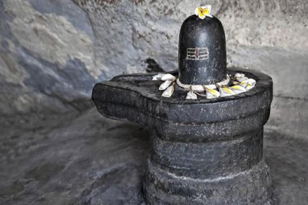 ওম নমহ শিবায়: শাস্ত্র মতে সারা দিন ধরে এই মন্ত্রটি পাঠ করলে মন শান্ত হয়, আত্মবিশ্বাস বৃদ্ধি পায়, স্ট্রেস কমে। যে-কোনও প্রিবন্ধকতা সহজেই পেরনো যায়। শুধু তাই নয়, ভগবান শিবের আশীর্বাদে কর্মক্ষেত্রে সাফল্য আসে। ওম নমহ শিবায়: শাস্ত্র মতে সারা দিন ধরে এই মন্ত্রটি পাঠ করলে মন শান্ত হয়, আত্মবিশ্বাস বৃদ্ধি পায়, স্ট্রেস কমে। যে-কোনও প্রিবন্ধকতা সহজেই পেরনো যায়। শুধু তাই নয়, ভগবান শিবের আশীর্বাদে কর্মক্ষেত্রে সাফল্য আসে।