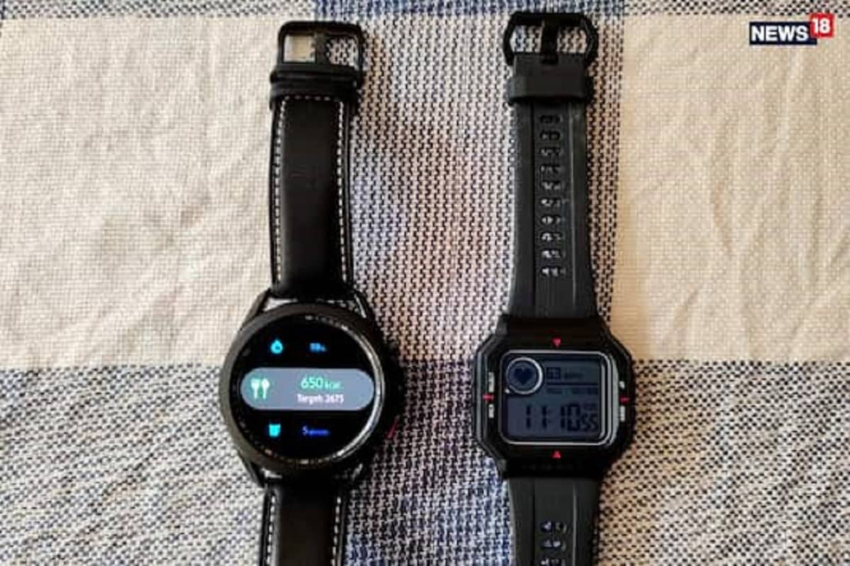 স্মার্ট ওয়াচ (Smart Watch) - ফিটনেস ব্যান্ড এক হাতে আর অন্য হাতে ঘড়ি মানায় না। অনেকেই পুরনো মডেলের কাঁটা দেওয়া ঘড়ি আর পছন্দ করেন না। তাঁদের জন্য সব চেয়ে ভালো ও উপযোগী গ্যাজেট স্মার্টওয়াচ। বড় স্ক্রিনের সঙ্গে ঘড়ি ও ফিটনেস ব্যান্ডের সুবিধে দেয় প্রায় প্রত্যেকটি স্মার্টওয়াচ। অ্যাপলের স্মার্টওয়াচের ক্ষেত্রে আরেকটু অ্যাডভান্সড ফিচার থাকে। যেমন, এমারজেন্সি সার্ভিসে কল করার সুবিধে, মেসেজ করার সুবিধে বা হোয়াটসঅ্যাপ মেসেজ পড়া, কল রিসিভ করার সুবিধে। অ্য়াপলের এই স্মার্ট ওয়াচ (Smart Watch)-এ ইসিম (eSim) ব্যবহারেরও সুবিধে পাওয়া যায়। যার ফলে হাতে স্মার্টওয়াচটি থাকলে সব সময়ে ফোনের দরকার পড়বে না। সাধারণত ফিটনেস ব্যান্ডগুলির থেকে অনেক বেশি দামি হয় এই স্মার্টওয়াচ (Smart Watch)। স্মার্ট ওয়াচ (Smart Watch) - ফিটনেস ব্যান্ড এক হাতে আর অন্য হাতে ঘড়ি মানায় না। অনেকেই পুরনো মডেলের কাঁটা দেওয়া ঘড়ি আর পছন্দ করেন না। তাঁদের জন্য সব চেয়ে ভালো ও উপযোগী গ্যাজেট স্মার্টওয়াচ। বড় স্ক্রিনের সঙ্গে ঘড়ি ও ফিটনেস ব্যান্ডের সুবিধে দেয় প্রায় প্রত্যেকটি স্মার্টওয়াচ। অ্যাপলের স্মার্টওয়াচের ক্ষেত্রে আরেকটু অ্যাডভান্সড ফিচার থাকে। যেমন, এমারজেন্সি সার্ভিসে কল করার সুবিধে, মেসেজ করার সুবিধে বা হোয়াটসঅ্যাপ মেসেজ পড়া, কল রিসিভ করার সুবিধে। অ্য়াপলের এই স্মার্ট ওয়াচ (Smart Watch)-এ ইসিম (eSim) ব্যবহারেরও সুবিধে পাওয়া যায়। যার ফলে হাতে স্মার্টওয়াচটি থাকলে সব সময়ে ফোনের দরকার পড়বে না। সাধারণত ফিটনেস ব্যান্ডগুলির থেকে অনেক বেশি দামি হয় এই স্মার্টওয়াচ (Smart Watch)।