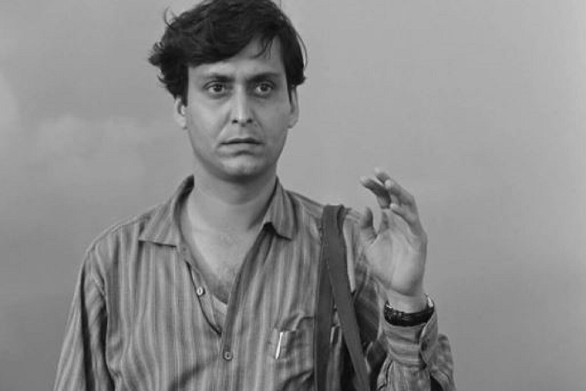 •১৯ জানুয়ারি, ১৯৩৫-এ কলকাতায় জন্ম সৌমিত্র চট্টোপাধ্যায়ের৷ ছেলেবেলা কেটেছে নদিয়ার কৃষ্ণনগরে৷ পঞ্চম শ্রেণী পর্যন্ত কৃষ্ণনগরের সেন্ট জনসে পড়াশোনা করেন তিনি৷ পরে হাওড়া জেলা স্কুলে ভর্তি হন সৌমিত্র চট্টোপাধ্যায়৷ সিটি কলেজ থেকে বাংলা সাহিত্যে স্নাতক হন তিনি৷ কলকাতা বিশ্ববিদ্যালয় থেকে বাংলায় স্নাতোকোত্তর করেন৷ •১৯ জানুয়ারি, ১৯৩৫-এ কলকাতায় জন্ম সৌমিত্র চট্টোপাধ্যায়ের৷ ছেলেবেলা কেটেছে নদিয়ার কৃষ্ণনগরে৷ পঞ্চম শ্রেণী পর্যন্ত কৃষ্ণনগরের সেন্ট জনসে পড়াশোনা করেন তিনি৷ পরে হাওড়া জেলা স্কুলে ভর্তি হন সৌমিত্র চট্টোপাধ্যায়৷ সিটি কলেজ থেকে বাংলা সাহিত্যে স্নাতক হন তিনি৷ কলকাতা বিশ্ববিদ্যালয় থেকে বাংলায় স্নাতোকোত্তর করেন৷