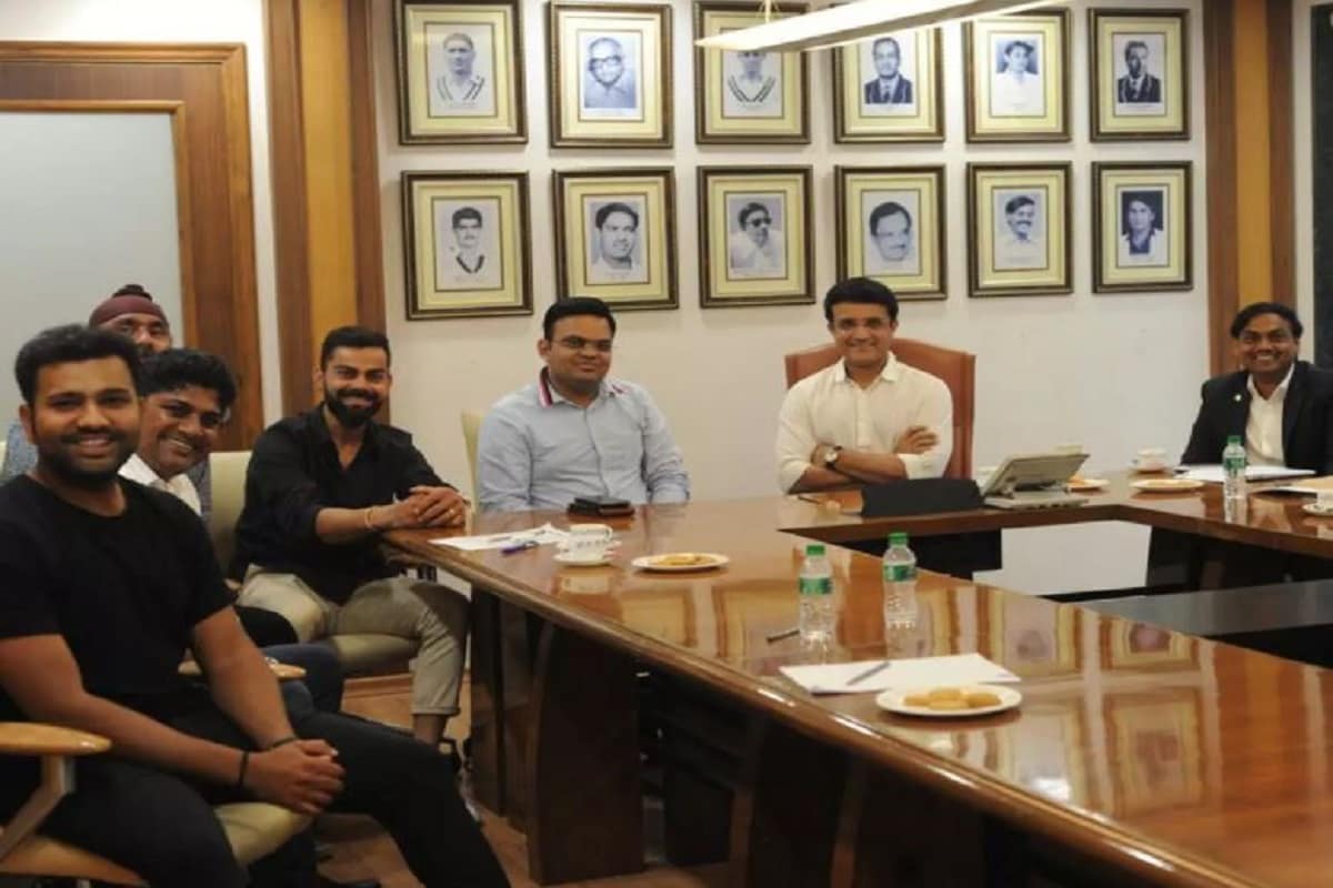 করোনা ভাইরাস অতিমারি আবহের আতঙ্ক কাটিয়ে ধীরে ধীরে নিউ নর্মালের সঙ্গে মানিয়ে নিয়ে ছন্দে ফিরছে ক্রিকেট ৷ ৯মাস বাদে ২৭ তারিখ অস্ট্রেলিয়ার (India vs Australia) বিরুদ্ধে প্রথম একদিনের ম্যাচ খেলছে ভারত ৷ অস্ট্রেলিয়ার বিরুদ্ধে কিন্তু দলের মধ্যে কি সব অল ইজ ওয়েল? এই প্রশ্নটা কিন্তু উসকে গেছে জোরদারভাবে৷ রোহিতের (Rohit Sharma) অবস্থান নিয়ে বোর্ড সভাপতি সৌরভ (Sourav Ganguly) যা বিবৃতি দিয়েছিলেন আদৌ তার ধারপাশ মারালেন না অধিনায়ক বিরাট কোহলি (Virat Kohli) ৷ যা নিয়ে উষ্মা ক্রিকেট মহলে৷ Photo- BCCI/Twitter করোনা ভাইরাস অতিমারি আবহের আতঙ্ক কাটিয়ে ধীরে ধীরে নিউ নর্মালের সঙ্গে মানিয়ে নিয়ে ছন্দে ফিরছে ক্রিকেট ৷ ৯মাস বাদে ২৭ তারিখ অস্ট্রেলিয়ার (India vs Australia) বিরুদ্ধে প্রথম একদিনের ম্যাচ খেলছে ভারত ৷ অস্ট্রেলিয়ার বিরুদ্ধে কিন্তু দলের মধ্যে কি সব অল ইজ ওয়েল? এই প্রশ্নটা কিন্তু উসকে গেছে জোরদারভাবে৷ রোহিতের (Rohit Sharma) অবস্থান নিয়ে বোর্ড সভাপতি সৌরভ (Sourav Ganguly) যা বিবৃতি দিয়েছিলেন আদৌ তার ধারপাশ মারালেন না অধিনায়ক বিরাট কোহলি (Virat Kohli) ৷ যা নিয়ে উষ্মা ক্রিকেট মহলে৷ Photo- BCCI/Twitter