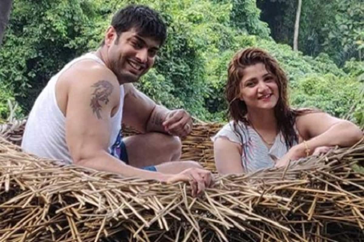 শ্রাবন্তীর জীবনে ফের ঝড় ৷ ফের ভাঙনের ইঙ্গিত শ্রাবন্তীর সংসারে ৷ স্বামী রোশন সিং, তাঁর মন্তব্যে যা বলেছেন, তা থেকে গুঞ্জন আগুনের মতো ছড়িয়ে পড়েছে টলিপাড়ায় ৷ নেটিজেনরা ফের শ্রাবন্তীকে একহাত নিতে শুরু করেছেন ৷ ঘটনাটি ঠিক কী? সত্যিই কী সংসার ভাঙছে তাঁর? নাকি সাময়িক কোনও অভিমান? শ্রাবন্তীর জীবনে ফের ঝড় ৷ ফের ভাঙনের ইঙ্গিত শ্রাবন্তীর সংসারে ৷ স্বামী রোশন সিং, তাঁর মন্তব্যে যা বলেছেন, তা থেকে গুঞ্জন আগুনের মতো ছড়িয়ে পড়েছে টলিপাড়ায় ৷ নেটিজেনরা ফের শ্রাবন্তীকে একহাত নিতে শুরু করেছেন ৷ ঘটনাটি ঠিক কী? সত্যিই কী সংসার ভাঙছে তাঁর? নাকি সাময়িক কোনও অভিমান?