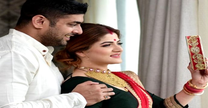 এমনকী, দশমীতে শ্রাবন্তী তাঁদের আবাসনের জমজমাট সিঁদুরখেলাতেও অংশ নেননি ৷ আর তা নিয়ে প্রশ্ন করতেই রোশন, আলাদা থাকার কথাটি বলেন ৷ তবে ঠিক কী কারণে শ্রাবন্তীর আলাদা থাকার সিদ্ধান্ত তা স্পষ্ট নয় ৷ শ্রাবন্তীর সঙ্গে যোগাযোগ করা হলে, শ্রাবন্তীর তরফ থেকে সেভাবে কোনও উত্তর পাওয়া যায়নি ৷ এই খবর রটতেই শ্রাবন্তীর ইনস্টাগ্রামে উঁকি দেওয়া ৷ সেখানেও রোশনের সঙ্গে তাঁর সব ছবি গায়েব ! এমনকী, দশমীতে শ্রাবন্তী তাঁদের আবাসনের জমজমাট সিঁদুরখেলাতেও অংশ নেননি ৷ আর তা নিয়ে প্রশ্ন করতেই রোশন, আলাদা থাকার কথাটি বলেন ৷ তবে ঠিক কী কারণে শ্রাবন্তীর আলাদা থাকার সিদ্ধান্ত তা স্পষ্ট নয় ৷ শ্রাবন্তীর সঙ্গে যোগাযোগ করা হলে, শ্রাবন্তীর তরফ থেকে সেভাবে কোনও উত্তর পাওয়া যায়নি ৷ এই খবর রটতেই শ্রাবন্তীর ইনস্টাগ্রামে উঁকি দেওয়া ৷ সেখানেও রোশনের সঙ্গে তাঁর সব ছবি গায়েব !