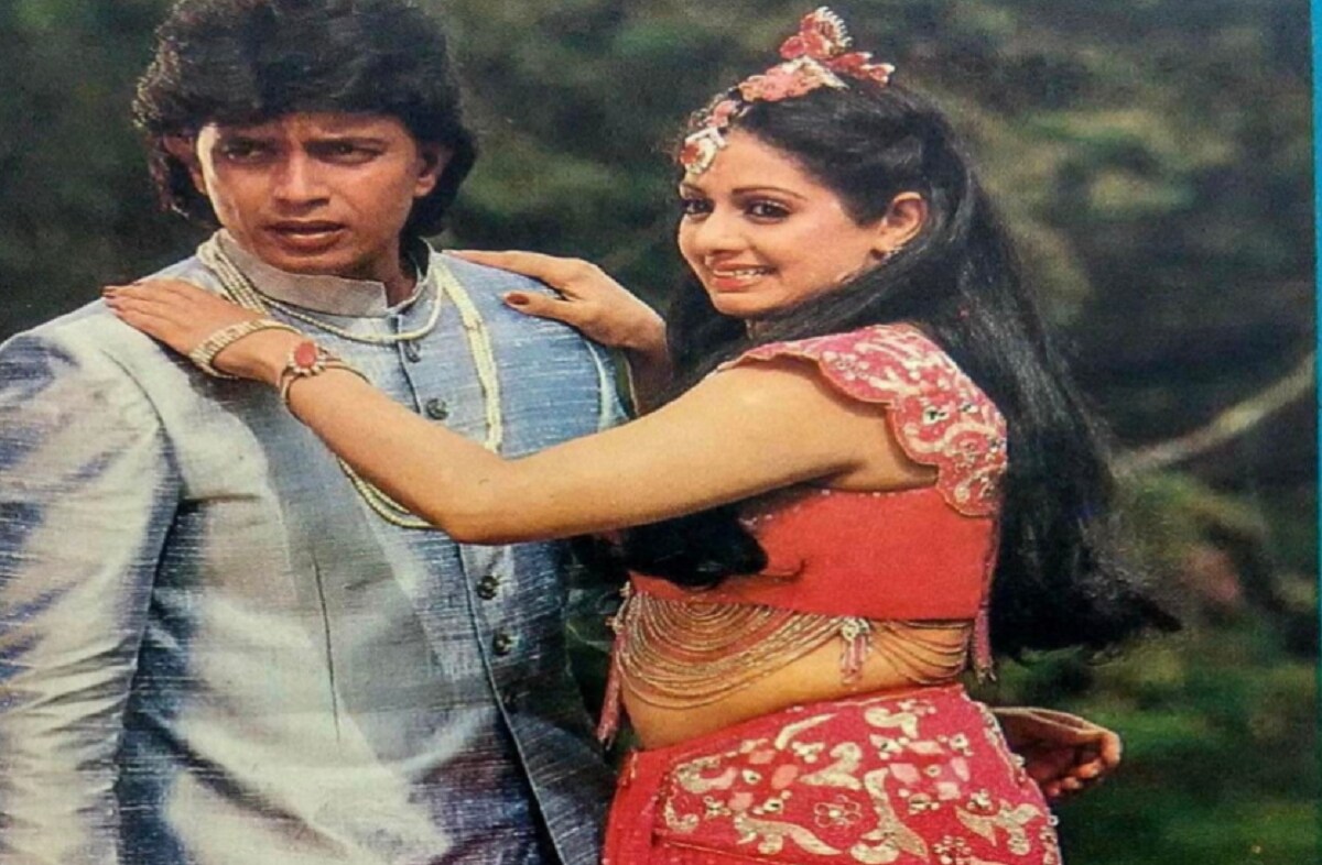 শ্রীদেবীর সঙ্গে মিঠুনের নাম জড়িয়েছে বার বার। অনেক জায়গায় দাবি করা হয় যোগিতা বালিকে বিবে করার পর মিঠুন গোপনে শ্রীদেবীকেও বিয়ে করেছিলেন। তবে সে সম্পর্ক কোনও দিন নাম পায়নি। তবে শ্রীদেবীও সেই মেয়ে নয়, যাকে মিঠুন সবার প্রথমে ভালোবেসে বিয়ে করেছিলেন। photo source collected শ্রীদেবীর সঙ্গে মিঠুনের নাম জড়িয়েছে বার বার। অনেক জায়গায় দাবি করা হয় যোগিতা বালিকে বিবে করার পর মিঠুন গোপনে শ্রীদেবীকেও বিয়ে করেছিলেন। তবে সে সম্পর্ক কোনও দিন নাম পায়নি। তবে শ্রীদেবীও সেই মেয়ে নয়, যাকে মিঠুন সবার প্রথমে ভালোবেসে বিয়ে করেছিলেন। photo source collected