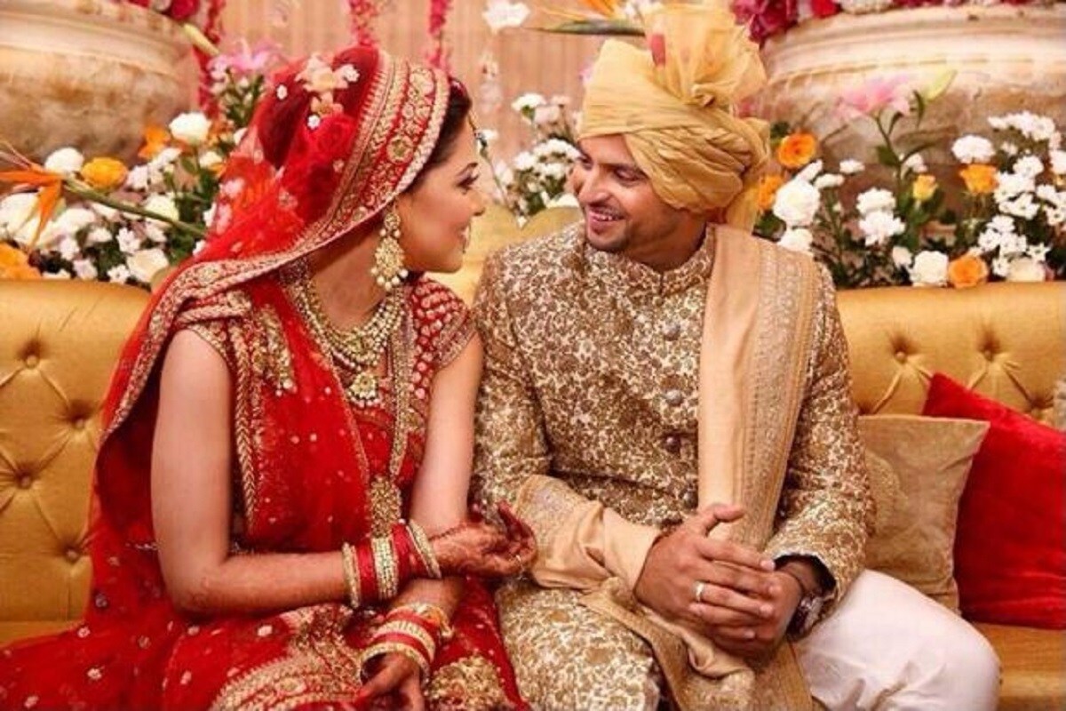 তাহলে কী করে বিয়ে হল ২ জনের৷ এই প্রশ্নের উত্তরেই জানা গেছে চাঞ্চল্যকর প্রেমের দুরন্ত গল্প৷ প্রিয়াঙ্কাকে বিয়ে করার প্রস্তাব নিজের কোচকে দিয়েছিলেন সুরেশ রায়না৷ তিনি রাজি হয়েছিলেন সহজেই৷ তবে বেঁকে বসেছিলেন প্রিয়াঙ্কাই৷ তিনি জানিয়ে দিয়েছিলেন তিনি এত দূর থেকে এত বড় সিদ্ধান্ত এভাবে নিতে পারবেন না! প্রিয়াঙ্কা যখন রায়নাকে দেখা করতে আসতে বলেছিলেন তখন তিনি অস্ট্রেলিয়ায় ছিলেন আর প্রিয়াঙ্কা ছিলেন ব্রিটেনে৷ Photo- Collected তাহলে কী করে বিয়ে হল ২ জনের৷ এই প্রশ্নের উত্তরেই জানা গেছে চাঞ্চল্যকর প্রেমের দুরন্ত গল্প৷ প্রিয়াঙ্কাকে বিয়ে করার প্রস্তাব নিজের কোচকে দিয়েছিলেন সুরেশ রায়না৷ তিনি রাজি হয়েছিলেন সহজেই৷ তবে বেঁকে বসেছিলেন প্রিয়াঙ্কাই৷ তিনি জানিয়ে দিয়েছিলেন তিনি এত দূর থেকে এত বড় সিদ্ধান্ত এভাবে নিতে পারবেন না! প্রিয়াঙ্কা যখন রায়নাকে দেখা করতে আসতে বলেছিলেন তখন তিনি অস্ট্রেলিয়ায় ছিলেন আর প্রিয়াঙ্কা ছিলেন ব্রিটেনে৷ Photo- Collected