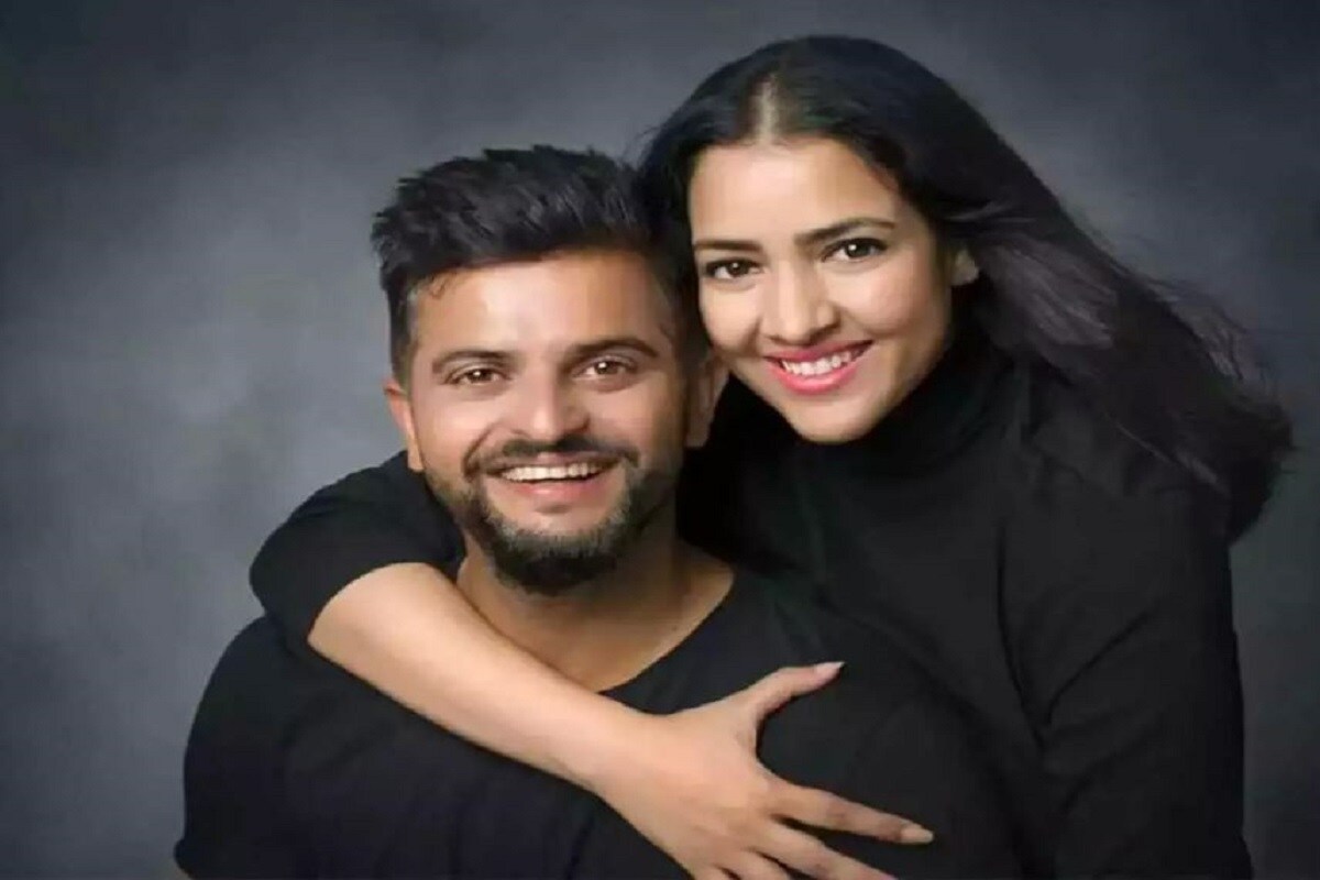 IPL 2020 - এখনও অবধি সবথেকে খারাপ পারফরম্যান্স চেন্নাই সুপার কিংসের৷ এই মুহূর্তে তারা লিগ টেবলের আট নম্বরে রয়েছে৷ দলের এতটা খারাপ পারফরম্যান্সের অন্যতম কারণ এবারের আইপিএলে রায়নার না খেলা৷ তিনি দলের সঙ্গে খেলতে সংযুক্ত আরব আমিরশাহিতে গেলেও পারিবারিক কারণে টুর্নামেন্ট শুরুর আগেই তাঁকে দেশে ফিরে আসতে হয়৷ এই মুহূর্তে পরিবারের সঙ্গে সময় কাটাচ্ছেন তিনি৷ সম্প্রতি কপিল শর্মা শো-তে এসে নিজের জমাটি প্রেম কাহিনীর গল্প তুলে ধরলেন৷ সঙ্গে ছিলেন তাঁর স্ত্রী প্রিয়াঙ্কা চৌধুরিও৷ Photo- Collected IPL 2020 - এখনও অবধি সবথেকে খারাপ পারফরম্যান্স চেন্নাই সুপার কিংসের৷ এই মুহূর্তে তারা লিগ টেবলের আট নম্বরে রয়েছে৷ দলের এতটা খারাপ পারফরম্যান্সের অন্যতম কারণ এবারের আইপিএলে রায়নার না খেলা৷ তিনি দলের সঙ্গে খেলতে সংযুক্ত আরব আমিরশাহিতে গেলেও পারিবারিক কারণে টুর্নামেন্ট শুরুর আগেই তাঁকে দেশে ফিরে আসতে হয়৷ এই মুহূর্তে পরিবারের সঙ্গে সময় কাটাচ্ছেন তিনি৷ সম্প্রতি কপিল শর্মা শো-তে এসে নিজের জমাটি প্রেম কাহিনীর গল্প তুলে ধরলেন৷ সঙ্গে ছিলেন তাঁর স্ত্রী প্রিয়াঙ্কা চৌধুরিও৷ Photo- Collected