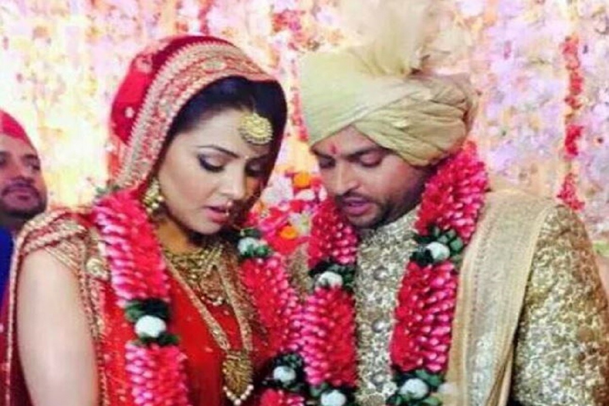 বাইশ গজে সুরেশ রায়নার পারফরম্যান্সের সঙ্গে সকলেই ওয়াকিবহাল৷ তবে প্রেম দুনিয়াতেও যে তাঁর কামাল পারফরম্যান্স সেটা অনেকেই জানতেন না ৷ আর এদিন সেটাই নিজের মুখে বয়ান দিলেন রায়না৷ প্রিয়াঙ্কাকে প্রপোজ করতে ৪৫ ঘণ্টার বিমানযাত্রা করেছিলেন ভারতের তারকা ক্রিকেটার৷ Photo- Collected বাইশ গজে সুরেশ রায়নার পারফরম্যান্সের সঙ্গে সকলেই ওয়াকিবহাল৷ তবে প্রেম দুনিয়াতেও যে তাঁর কামাল পারফরম্যান্স সেটা অনেকেই জানতেন না ৷ আর এদিন সেটাই নিজের মুখে বয়ান দিলেন রায়না৷ প্রিয়াঙ্কাকে প্রপোজ করতে ৪৫ ঘণ্টার বিমানযাত্রা করেছিলেন ভারতের তারকা ক্রিকেটার৷ Photo- Collected