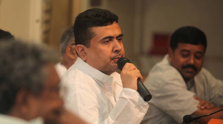 রাজ্যে ভোট যত এগিয়ে আসছে, শুভেন্দু অধিকারীর রাজনৈতিক ভবিষ্যৎ ঘিরে ততই জল্পনা বাড়ছে। শনিবার নন্দীগ্রামে শুভেন্দুর অরাজনৈতিক বিজয়া সম্মিলনী দেখে, অনেকেই ভ্রু কুচকান। রবিবার সেই নন্দীগ্রামেই সরকারি মঞ্চে ওঠেন শুভেন্দু। মন্ত্রী হিসেবে নিজের দফতরের কাজের ফিরিস্তিও দেন। তাতেও বিতর্ক থামেনি। উলটে শুভেন্দুর কথায় তৃণমূলের বিরুদ্ধে ইঙ্গিতপূর্ণ মন্তব্যই খুঁজে পেয়েছেন রাজনৈতিক বিশ্লেষকদের একাংশ। এরই মধ্যে শুভেন্দুর হোর্ডিং ঘিরে জল্পনার জল আরও গড়াল। রাজ্যে ভোট যত এগিয়ে আসছে, শুভেন্দু অধিকারীর রাজনৈতিক ভবিষ্যৎ ঘিরে ততই জল্পনা বাড়ছে। শনিবার নন্দীগ্রামে শুভেন্দুর অরাজনৈতিক বিজয়া সম্মিলনী দেখে, অনেকেই ভ্রু কুচকান। রবিবার সেই নন্দীগ্রামেই সরকারি মঞ্চে ওঠেন শুভেন্দু। মন্ত্রী হিসেবে নিজের দফতরের কাজের ফিরিস্তিও দেন। তাতেও বিতর্ক থামেনি। উলটে শুভেন্দুর কথায় তৃণমূলের বিরুদ্ধে ইঙ্গিতপূর্ণ মন্তব্যই খুঁজে পেয়েছেন রাজনৈতিক বিশ্লেষকদের একাংশ। এরই মধ্যে শুভেন্দুর হোর্ডিং ঘিরে জল্পনার জল আরও গড়াল।