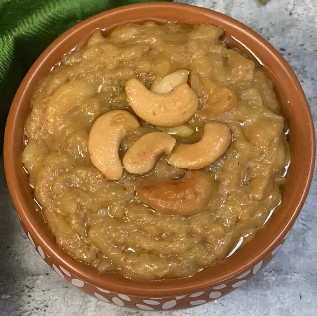 মিঠে পোঙ্গল: উপকরণ: ১ কাপ মুগ ডাল, ২ কাপ চাল, ২ টেবিল-চামচ নারকেল তেল, ১/৫ কাপ গুড় | প্রণালী: কড়ায় তেল গরম করে চাল আর ডাল হালকা বাদামি করে ভেজে নিন। প্রেশার কুকারে জল দিয়ে সেদ্ধ করে নিন। দু'টো সিটি বেজে গেলে নামিয়ে নিয়ে গুড় মিশিয়ে জ্বাল দিন। গুড় পুরো মিশে গেলে পাত্রে সাজিয়ে পরিবেশন করুন। মিঠে পোঙ্গল: উপকরণ: ১ কাপ মুগ ডাল, ২ কাপ চাল, ২ টেবিল-চামচ নারকেল তেল, ১/৫ কাপ গুড় | প্রণালী: কড়ায় তেল গরম করে চাল আর ডাল হালকা বাদামি করে ভেজে নিন। প্রেশার কুকারে জল দিয়ে সেদ্ধ করে নিন। দু'টো সিটি বেজে গেলে নামিয়ে নিয়ে গুড় মিশিয়ে জ্বাল দিন। গুড় পুরো মিশে গেলে পাত্রে সাজিয়ে পরিবেশন করুন।