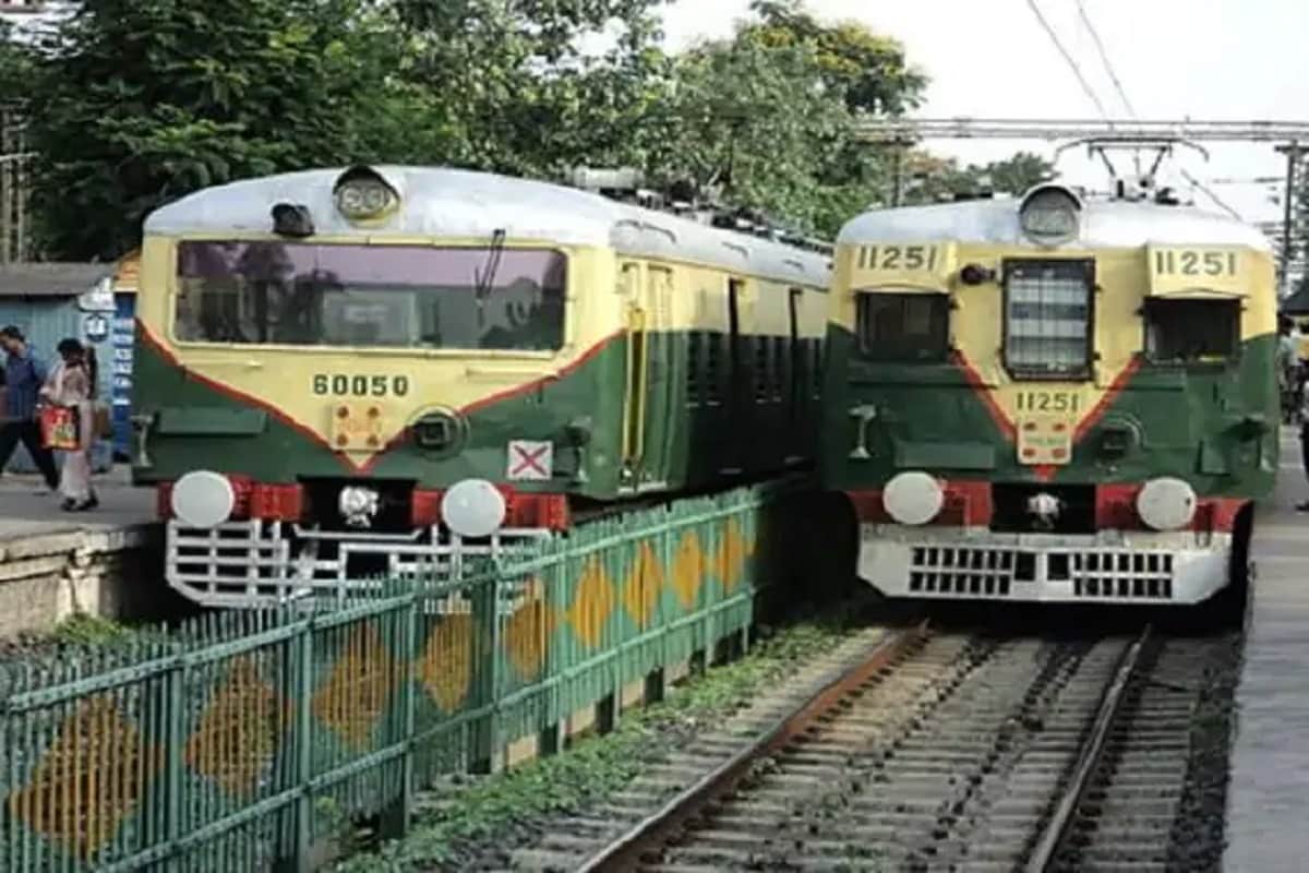 গত সপ্তাহে শুক্রবার বৈঠকে সিদ্ধান্ত নেওয়া হয়েছিল ১৮১ জোড়া ট্রেন চালাবে। পূর্ব ও দক্ষিণ পূর্ব রেল যৌথ ভাবে এই সিদ্ধান্ত নিয়েছিল। রাজ্য তাদেরকে ট্রেন বাড়াতে অনুরোধ করে। সেই সিদ্ধান্ত মোতাবেক পূর্ব রেল ট্রেন চালাবে ৬১৫টি। দক্ষিণ পূর্ব রেল চালাবে ৮১টি। সব মিলিয়ে চলবে ৬৯৬টি ট্রেন। এর মধ্যে শিয়ালদহ ডিভিশন চালাবে ৪১৩ টি ট্রেন। গত সপ্তাহে শুক্রবার বৈঠকে সিদ্ধান্ত নেওয়া হয়েছিল ১৮১ জোড়া ট্রেন চালাবে। পূর্ব ও দক্ষিণ পূর্ব রেল যৌথ ভাবে এই সিদ্ধান্ত নিয়েছিল। রাজ্য তাদেরকে ট্রেন বাড়াতে অনুরোধ করে। সেই সিদ্ধান্ত মোতাবেক পূর্ব রেল ট্রেন চালাবে ৬১৫টি। দক্ষিণ পূর্ব রেল চালাবে ৮১টি। সব মিলিয়ে চলবে ৬৯৬টি ট্রেন। এর মধ্যে শিয়ালদহ ডিভিশন চালাবে ৪১৩ টি ট্রেন।
