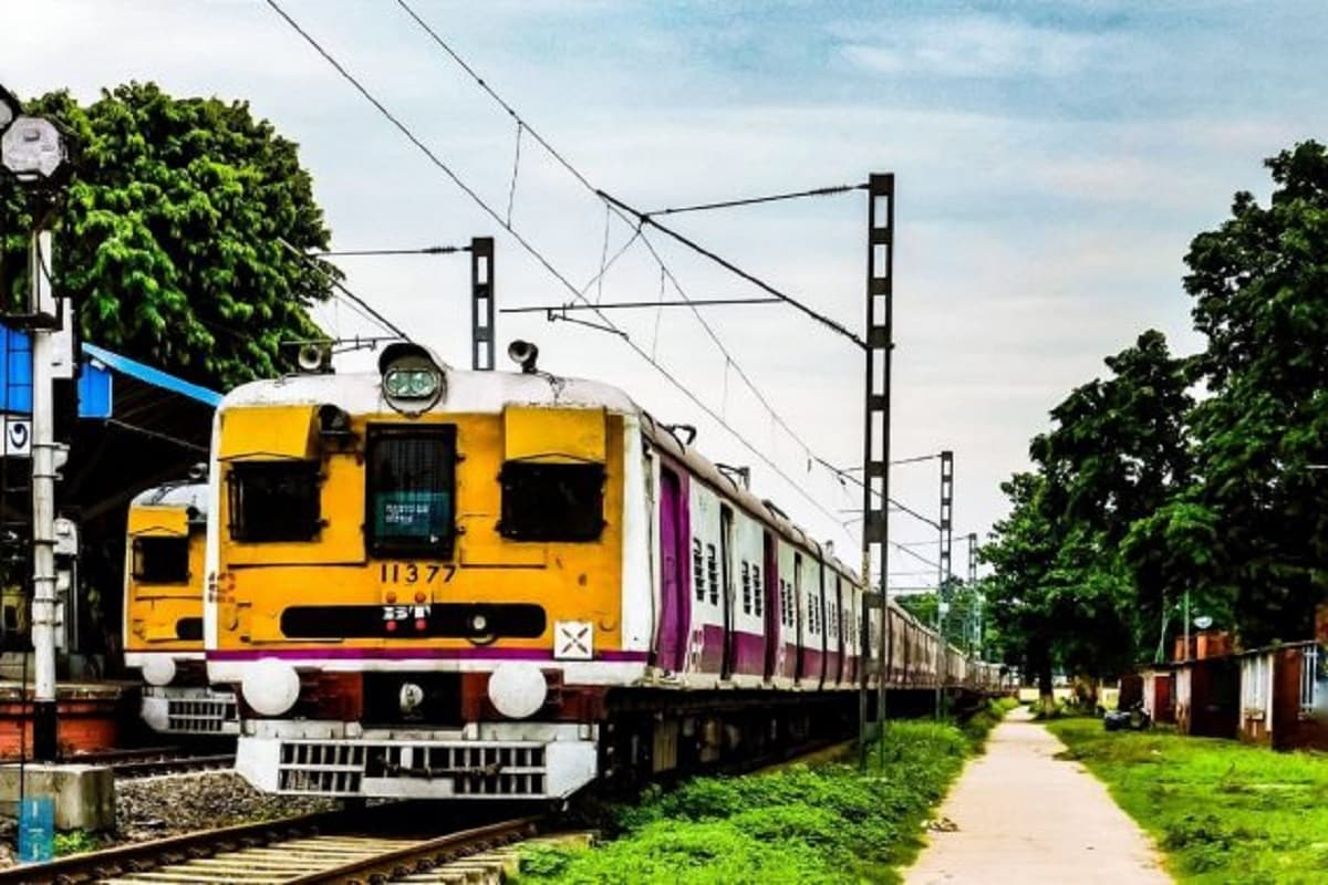 রাজ্যের বক্তব্য, কালীপুজোয় সংক্রমণ ঠেকাতে সতর্ক রয়েছে প্রশাসন। ফলে বেশি ট্রেন চললে ভিড়ে গাদাগাদি হওয়ার সম্ভাবনা কম। তবে রেলের তরফ থেকে অনুরোধ করা হচ্ছে প্রত্যেক যাত্রী যেন নিজেদের সুরক্ষায় কোভিড প্রটোকল মেনে চলে। তবে যাত্রীদের দাবি, হাওড়া, শিয়ালদহ মতো স্টেশনে বাড়ানো হোক থার্মাল স্ক্রিনিংয়ের জন্যে কর্মীর সংখ্যা। রাজ্যের বক্তব্য, কালীপুজোয় সংক্রমণ ঠেকাতে সতর্ক রয়েছে প্রশাসন। ফলে বেশি ট্রেন চললে ভিড়ে গাদাগাদি হওয়ার সম্ভাবনা কম। তবে রেলের তরফ থেকে অনুরোধ করা হচ্ছে প্রত্যেক যাত্রী যেন নিজেদের সুরক্ষায় কোভিড প্রটোকল মেনে চলে। তবে যাত্রীদের দাবি, হাওড়া, শিয়ালদহ মতো স্টেশনে বাড়ানো হোক থার্মাল স্ক্রিনিংয়ের জন্যে কর্মীর সংখ্যা।