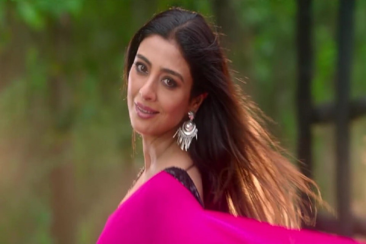 টাবু আরও জানিয়েছিলেন যখন তিনি ছোট ছিলেন তখন অজয় ও তাঁর ভাই সমীর বেশ নজরে রাখতেন তাঁকে ৷ তাঁর পিছন পিছন লক্ষ্য করতেন কোনও পুরুষ তাঁর সঙ্গে কথা বললেই দু'জনে মিলে মারতেন ৷ এই কারণেই তিনি আজও কুমারী এর কারণ এক এবং একমাত্র অজয় দেবগন ৷ টাবু আরও জানিয়েছিলেন যখন তিনি ছোট ছিলেন তখন অজয় ও তাঁর ভাই সমীর বেশ নজরে রাখতেন তাঁকে ৷ তাঁর পিছন পিছন লক্ষ্য করতেন কোনও পুরুষ তাঁর সঙ্গে কথা বললেই দু'জনে মিলে মারতেন ৷ এই কারণেই তিনি আজও কুমারী এর কারণ এক এবং একমাত্র অজয় দেবগন ৷