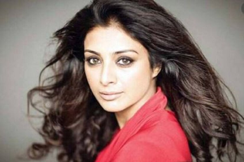 বিশ্বাস করতে ইচ্ছেই করে না যে বলিউডের এই অনবদ্য সুন্দরী পৌঁছে গিয়েছেন ৫০-এর ঘরে! বয়স হয়ে এলে যে নায়িকাদের সরে আসতে হয় লাইট, সাউন্ড আর অ্যাকশনের জগৎ থেকে, সে কথা বলিউডের অনেক প্রতিভাবান নায়িকাদের ক্ষেত্রেই নির্মম ভাবে সত্যি হয়ে দেখা দিয়েছে! মাধুরী দীক্ষিত, জুহি চাওলা এঁদের কথাই ধরা যাক না কেন! আজকাল আর তেমন ভাবে রুপোলি পর্দায় দেখা দেন না তাঁরা৷