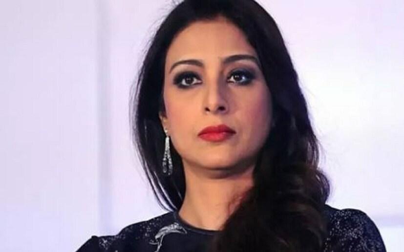 ৩. সিমি অন্ধাধুন ছবিতে টাবু-অভিনীত এই চরিত্রটি আদ্যন্ত অন্ধকারে মোড়া! ছবিটার প্রচারে হইচই হয়েছিল আয়ুষ্মান খুরানাকে নিয়ে। কিন্তু যাঁরা ছবিটা দেখেছেন, তাঁরা জানেন যে চিত্রনাট্যের প্রতিটি ঘটনাকে নিয়ন্ত্রণ করেছেন টাবুই! এ রকম হাড়-হিম করা থ্রিলার বলিউড বড় একটা পায়নি!