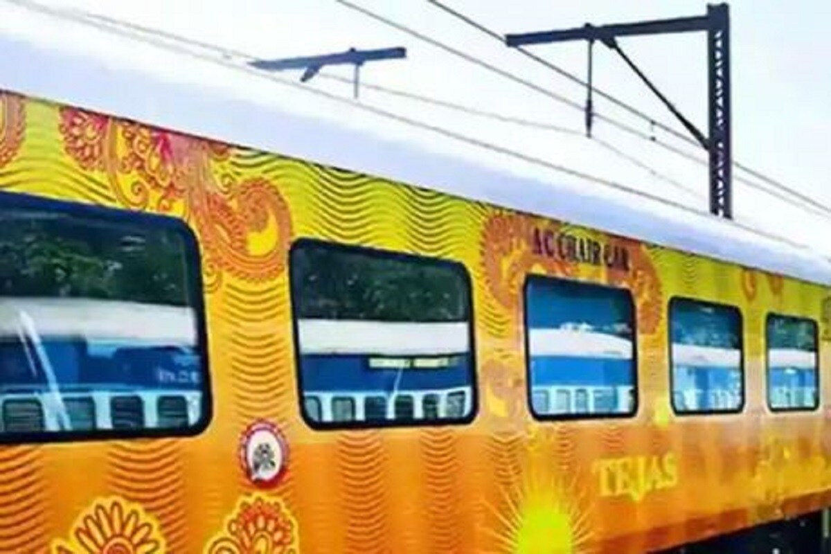করোনার দাপটের জোরে এবার বন্ধ হলো তেজস এক্সপ্রেস ৷ আইআরসিটিসি-র তরফ থেকে এক বিবৃতিতে জানানো হলো ৷ করোনার কারণে যাত্রী সংখ্যার প্রচন্ড পরিমাণ ঘাটতির কারণেই বন্ধ করা হলো লখনউ-দিল্লি-লখনই তেজস এক্সপ্রেস এবং আহমেদাবাদ-মুম্বই-আহমেদাবাদ তেজস এক্সপ্রেস ৷ করোনার দাপটের জোরে এবার বন্ধ হলো তেজস এক্সপ্রেস ৷ আইআরসিটিসি-র তরফ থেকে এক বিবৃতিতে জানানো হলো ৷ করোনার কারণে যাত্রী সংখ্যার প্রচন্ড পরিমাণ ঘাটতির কারণেই বন্ধ করা হলো লখনউ-দিল্লি-লখনই তেজস এক্সপ্রেস এবং আহমেদাবাদ-মুম্বই-আহমেদাবাদ তেজস এক্সপ্রেস ৷