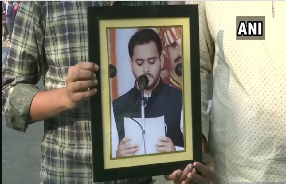 এই আরজেডি সমর্থকের দাবি ২০১৫ সালের নির্বাচনের গণনার সময়ও তেজস্বী একসময় পিছিয়ে পড়েছিলেন ৷ এভাবে ওনাকে এনে মাছ দেখানোর পর খবর আসে গণনায় ফের এগিয়ে গিয়েছেন তেজস্বী ৷ এইবারেও তেমন মিরাক্যালেরই আশায় তেজস্বী সমর্থকেরা ৷ এই আরজেডি সমর্থকের দাবি ২০১৫ সালের নির্বাচনের গণনার সময়ও তেজস্বী একসময় পিছিয়ে পড়েছিলেন ৷ এভাবে ওনাকে এনে মাছ দেখানোর পর খবর আসে গণনায় ফের এগিয়ে গিয়েছেন তেজস্বী ৷ এইবারেও তেমন মিরাক্যালেরই আশায় তেজস্বী সমর্থকেরা ৷