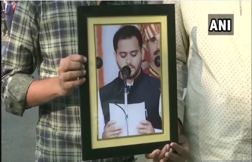 এই আরজেডি সমর্থকের দাবি ২০১৫ সালের নির্বাচনের গণনার সময়ও তেজস্বী একসময় পিছিয়ে পড়েছিলেন ৷ এভাবে ওনাকে এনে মাছ দেখানোর পর খবর আসে গণনায় ফের এগিয়ে গিয়েছেন তেজস্বী ৷ এইবারেও তেমন মিরাক্যালেরই আশায় তেজস্বী সমর্থকেরা ৷