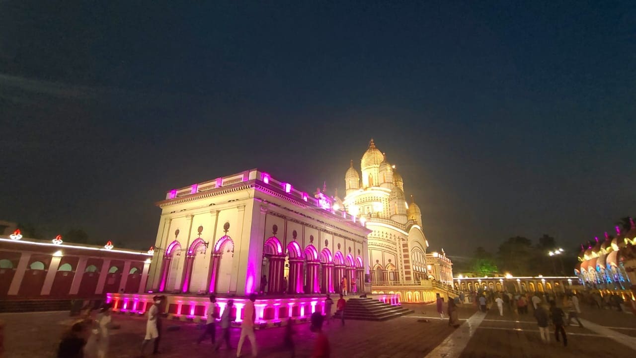 চলতি বছরে মন্দির খুলে রাখা হবে আগামীকাল রবিবার রাত সাড়ে তিনটে পর্যন্ত। এই প্রথম কালী পুজো উপলক্ষে দীর্ঘ সময় ধরে মন্দির খুলে রাখার ব্যবস্থা করা হয়েছে। চলতি বছরে মন্দির খুলে রাখা হবে আগামীকাল রবিবার রাত সাড়ে তিনটে পর্যন্ত। এই প্রথম কালী পুজো উপলক্ষে দীর্ঘ সময় ধরে মন্দির খুলে রাখার ব্যবস্থা করা হয়েছে।