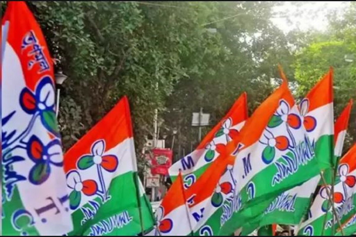 তবে মিহির গোস্বামীর মতো বিধায়কের চলে যাওয়াকে এক ফোঁটাও আমল দিতে নারাজ তৃণমূল কংগ্রেস ৷ তৃণমূল সাংসদ কল্যাণ বন্দ্যোপাধ্যায় বলেন, ‘কে গেল কিছু আসে যায় না। মানুষ মমতা বন্দ্যোপাধ্যায়কে দেখে ভোট দেয় ৷’ লোকসভা ভোটের আগে তৃণমূল ছেড়ে বিজেপির পতাকা হাতে তুলেছেন সৌমিত্র খাঁ, অর্জুন সিং , নিশীথ প্রামাণিকরা... বিধানসভা ভোটের আগে আরও একবার ঘাসফুল শিবিরে ভাঙন... এবার প্রশ্ন মিহিরের পর কে? তবে মিহির গোস্বামীর মতো বিধায়কের চলে যাওয়াকে এক ফোঁটাও আমল দিতে নারাজ তৃণমূল কংগ্রেস ৷ তৃণমূল সাংসদ কল্যাণ বন্দ্যোপাধ্যায় বলেন, ‘কে গেল কিছু আসে যায় না। মানুষ মমতা বন্দ্যোপাধ্যায়কে দেখে ভোট দেয় ৷’ লোকসভা ভোটের আগে তৃণমূল ছেড়ে বিজেপির পতাকা হাতে তুলেছেন সৌমিত্র খাঁ, অর্জুন সিং , নিশীথ প্রামাণিকরা... বিধানসভা ভোটের আগে আরও একবার ঘাসফুল শিবিরে ভাঙন... এবার প্রশ্ন মিহিরের পর কে?